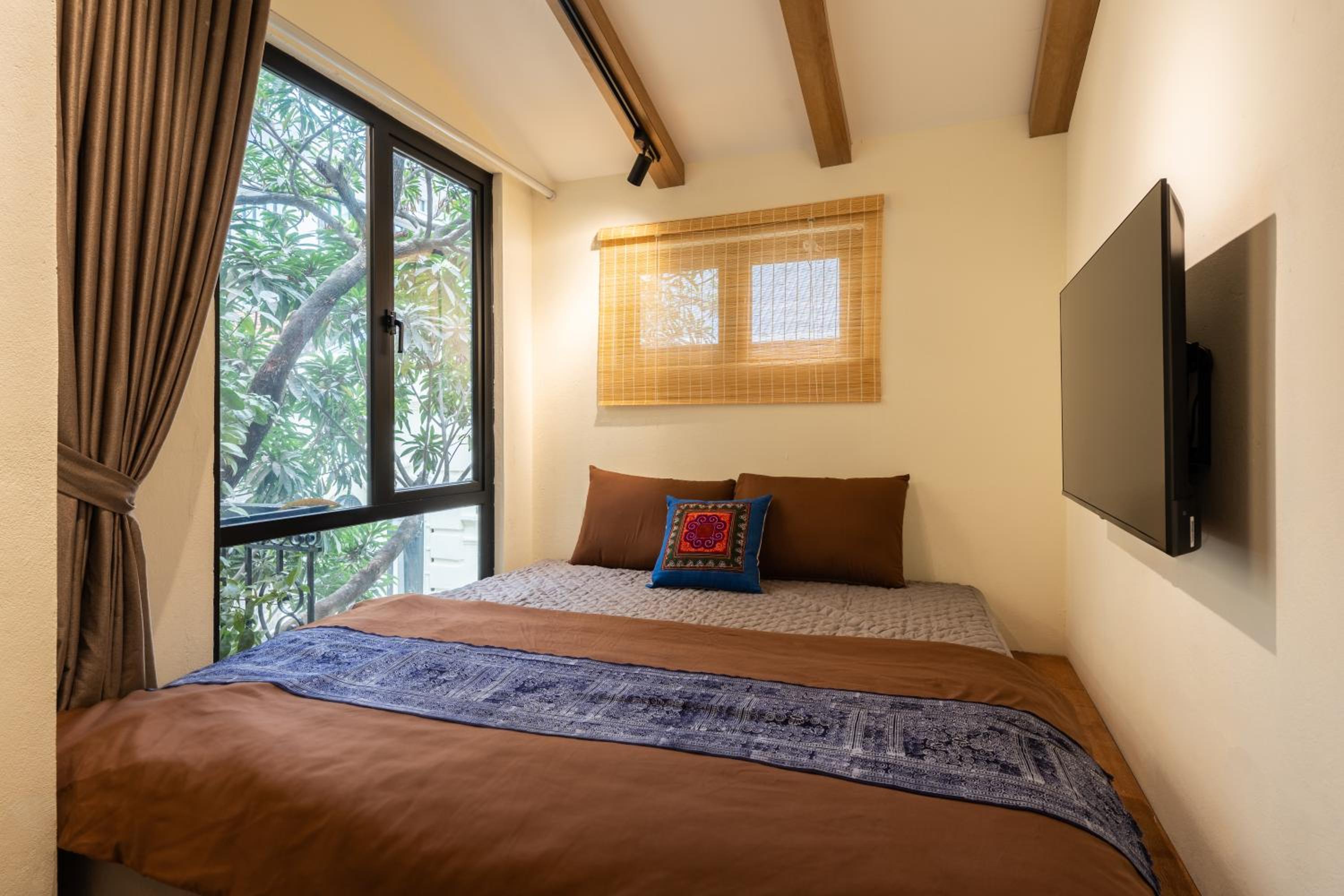 Moonlight House, Hoan Kiem Lake 3-minute walk