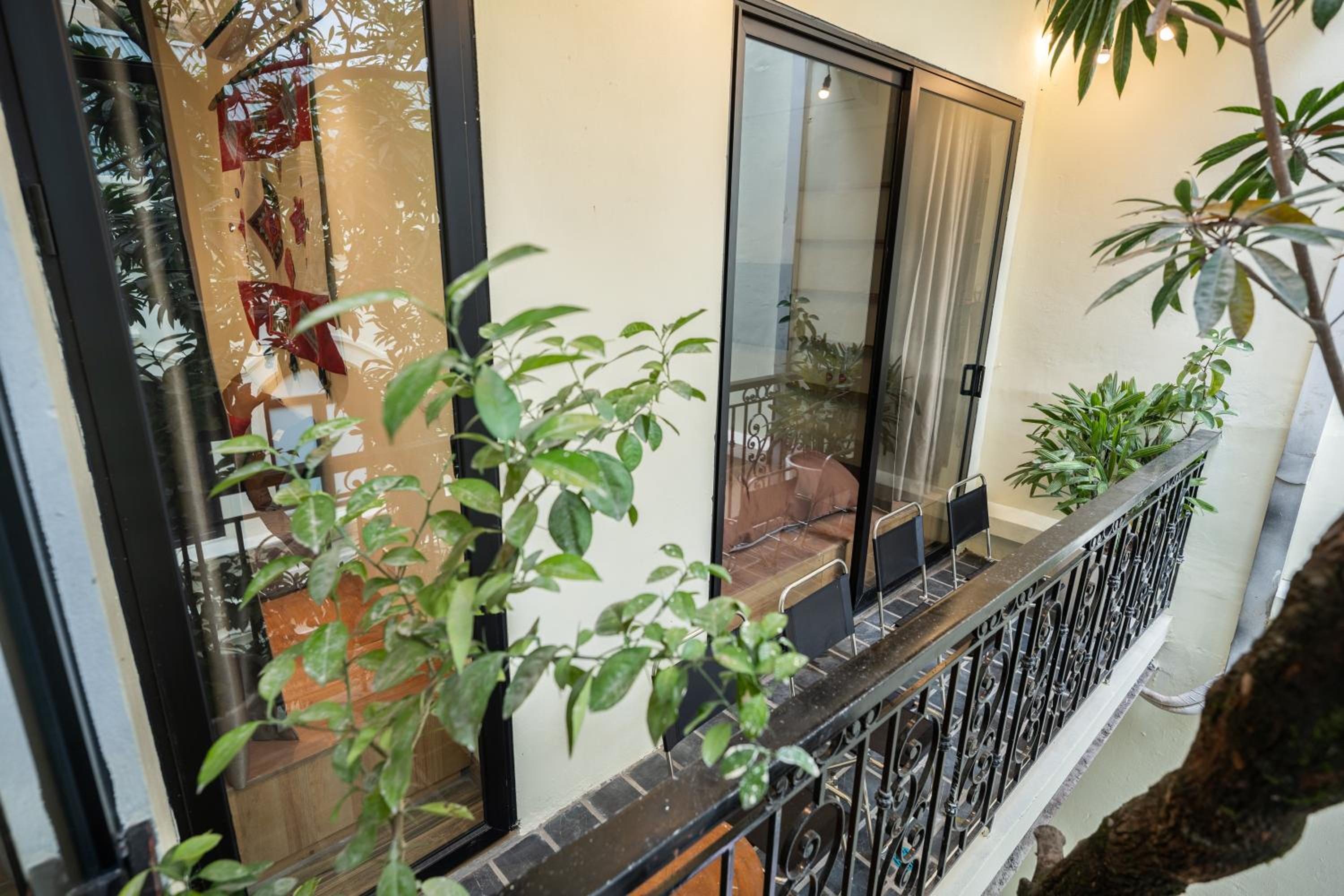 Moonlight House, Hoan Kiem Lake 3-minute walk