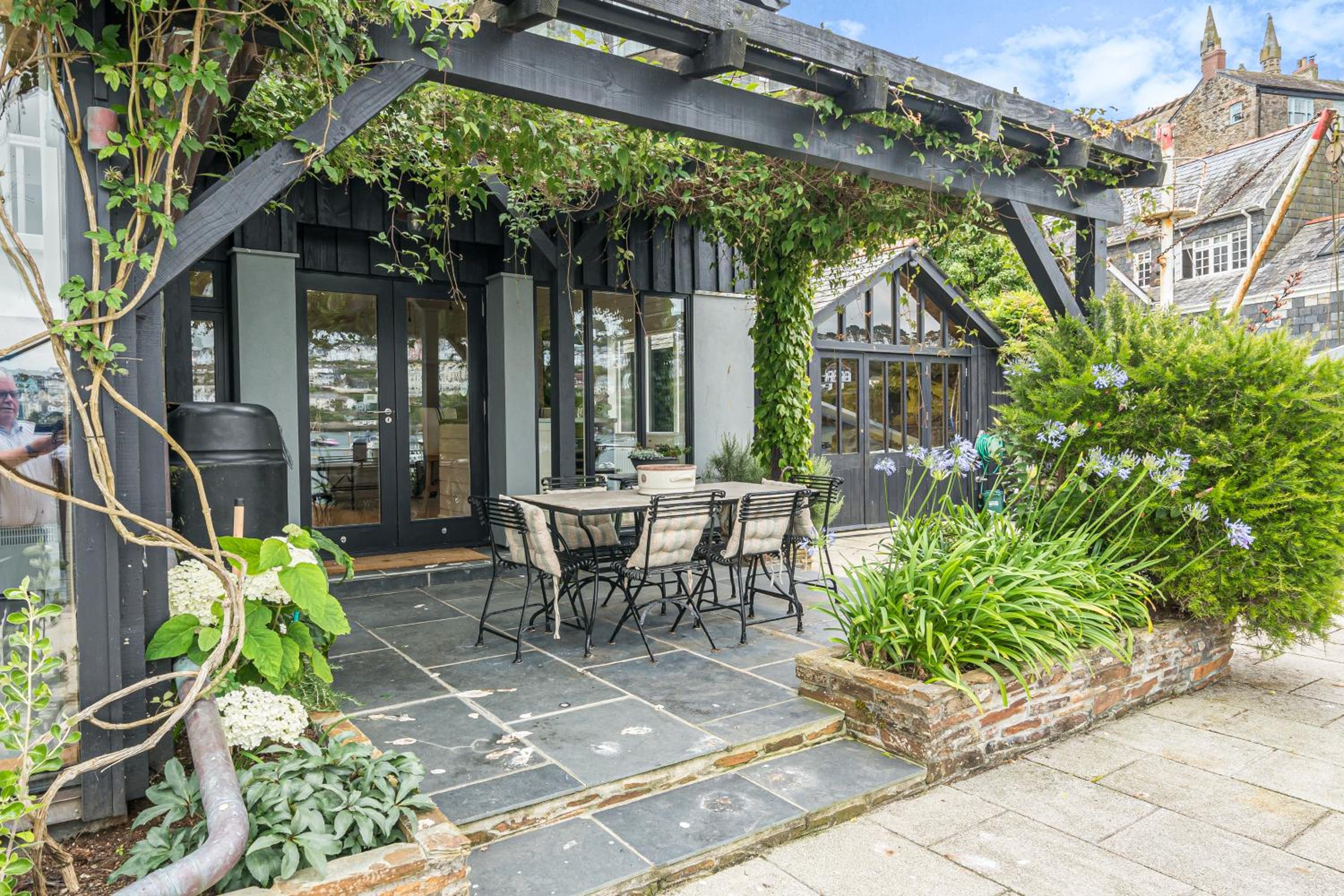 Waterside House - Luxurious waterside retreat overlooking Fowey Harbour with beach access & table tennis