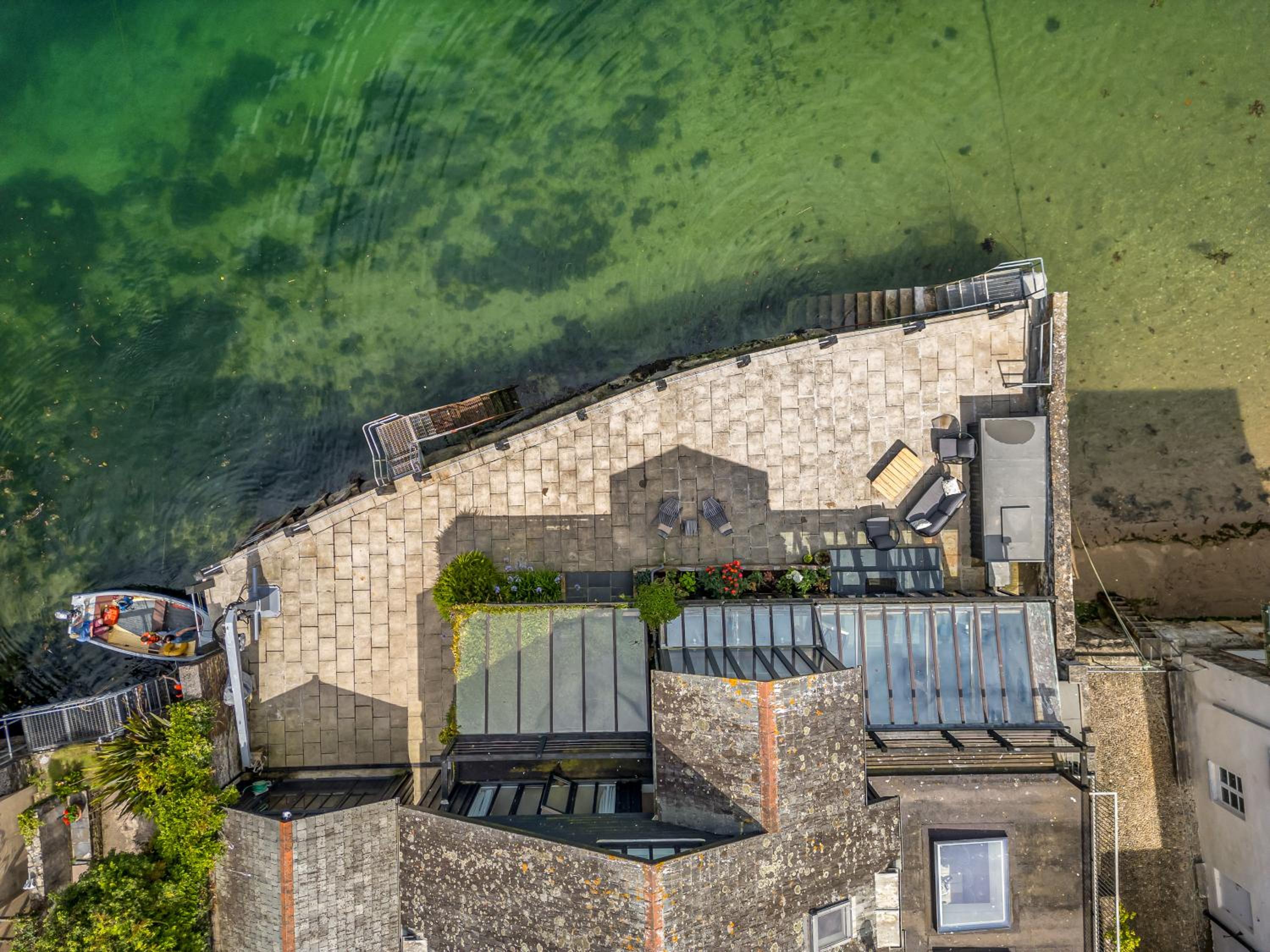 Waterside House - Luxurious waterside retreat overlooking Fowey Harbour with beach access & table tennis