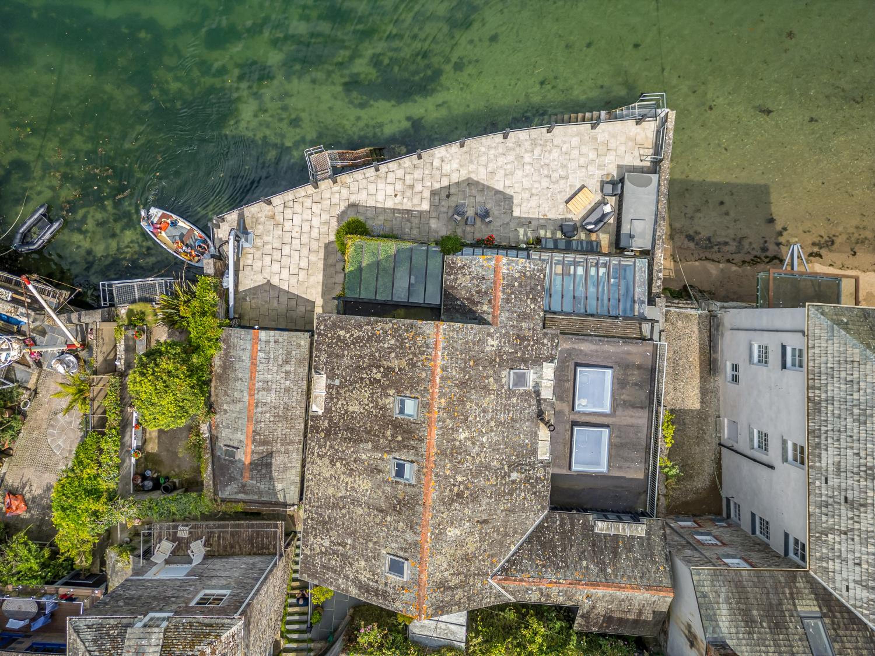 Waterside House - Luxurious waterside retreat overlooking Fowey Harbour with beach access & table tennis