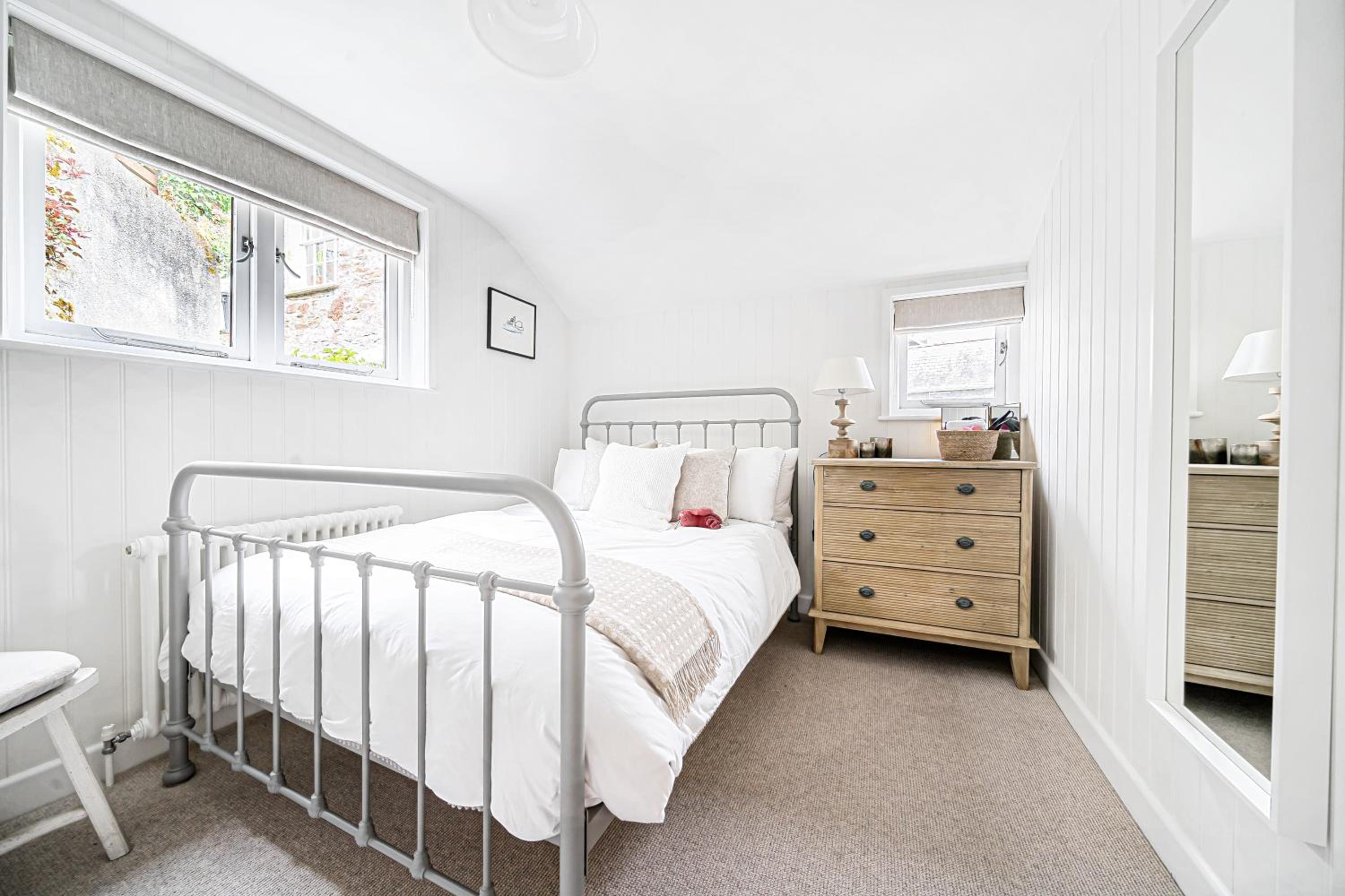 Waterside House - Luxurious waterside retreat overlooking Fowey Harbour with beach access & table tennis