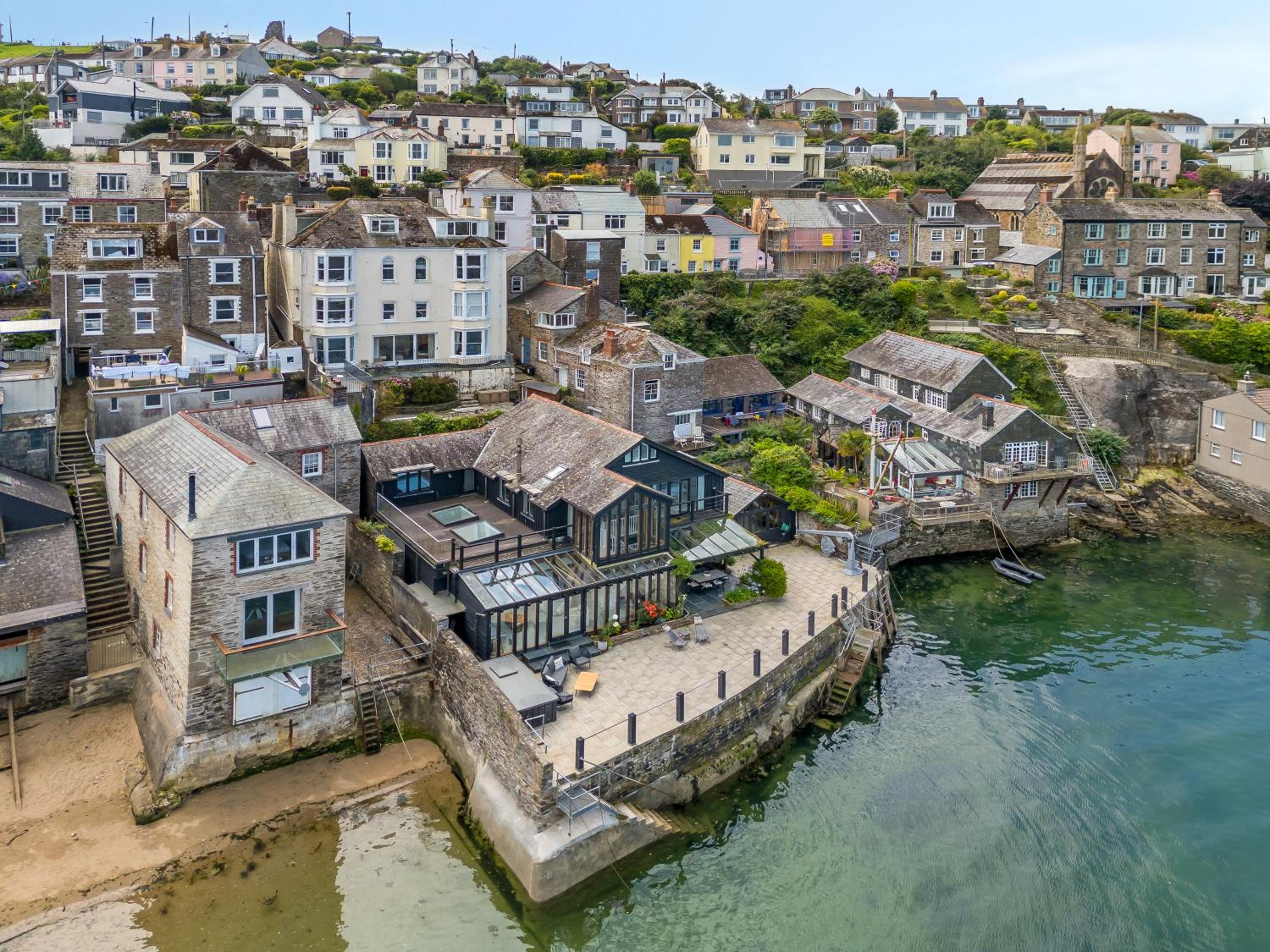 Waterside House - Luxurious waterside retreat overlooking Fowey Harbour with beach access & table tennis
