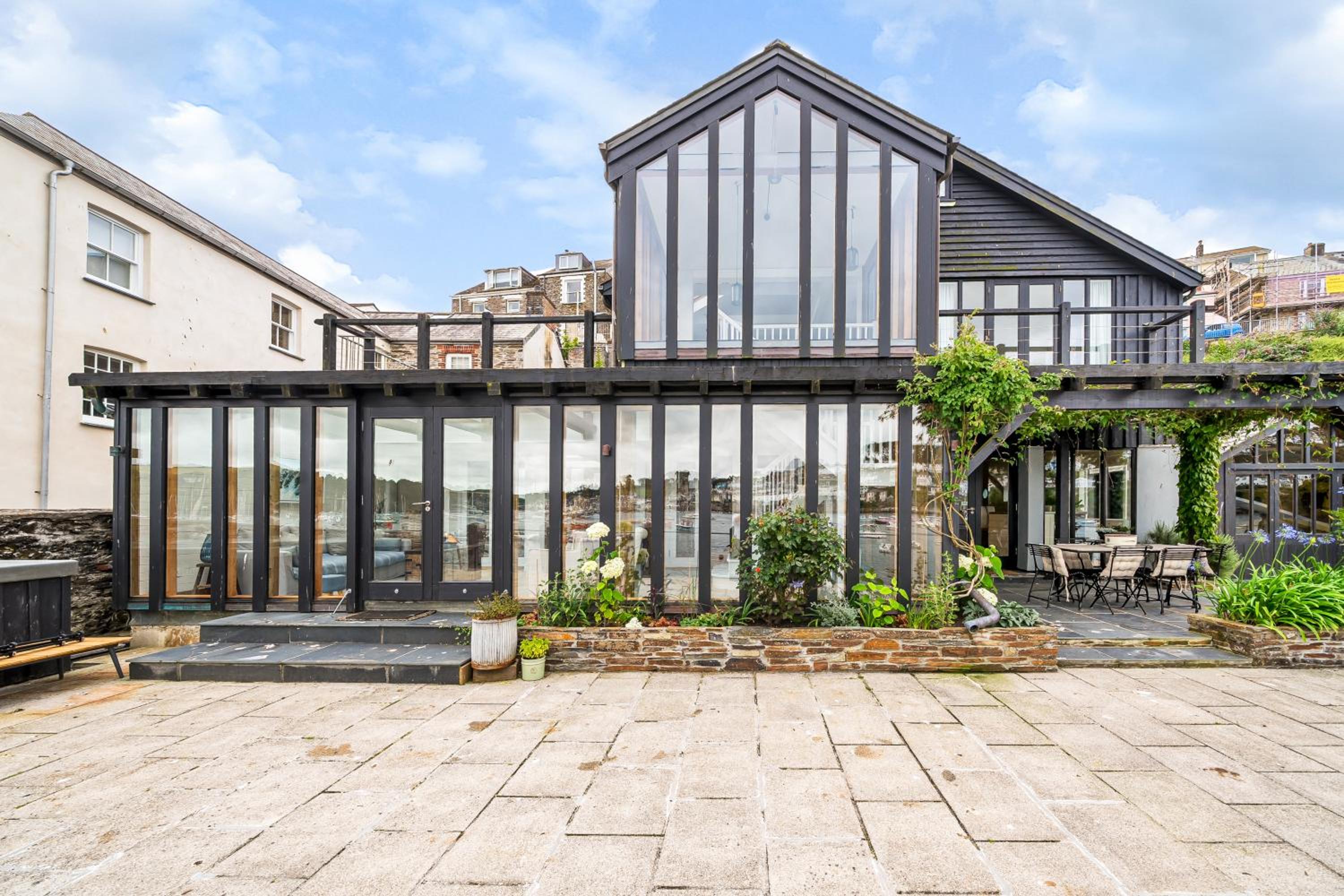 Waterside House - Luxurious waterside retreat overlooking Fowey Harbour with beach access & table tennis