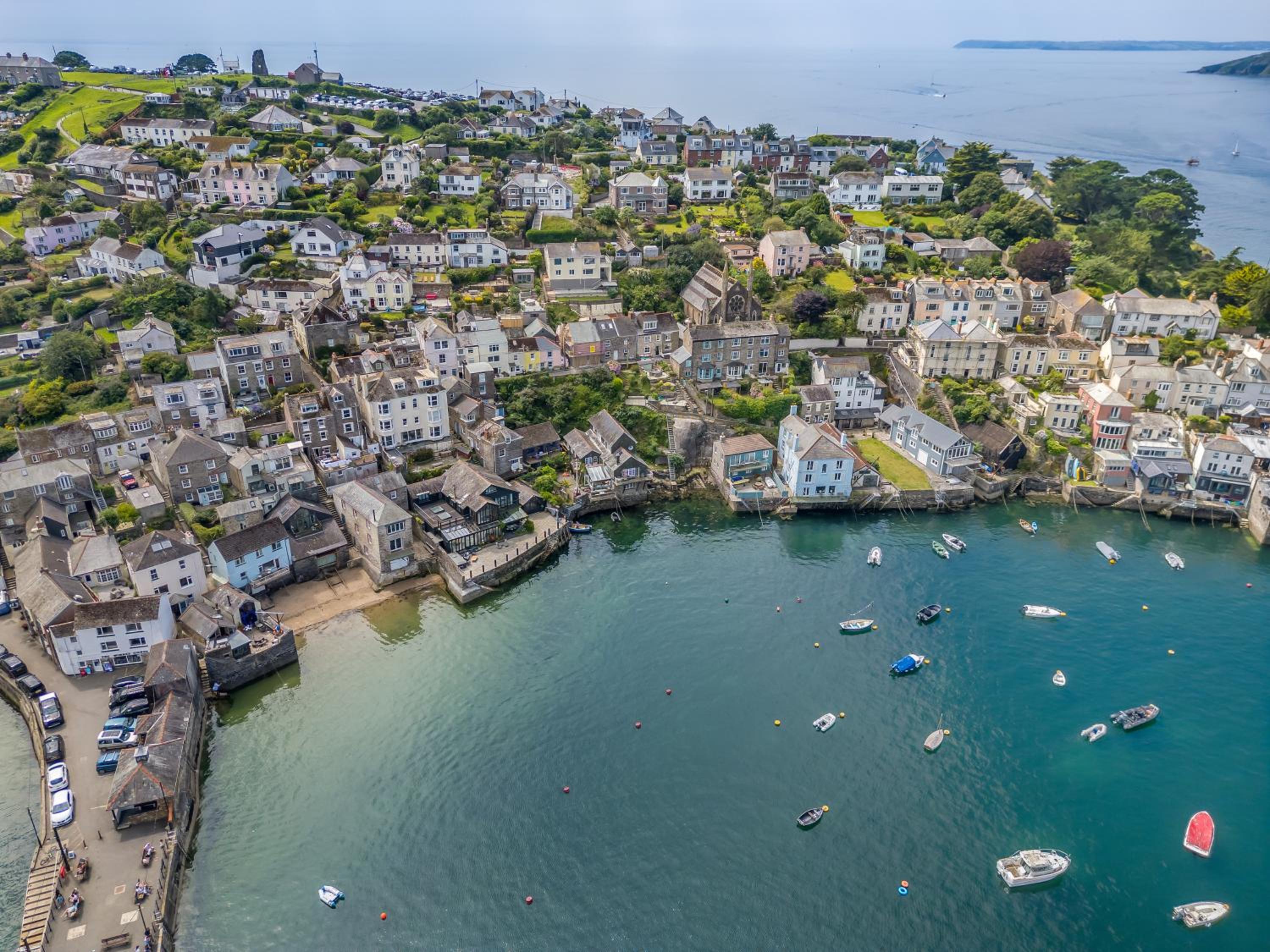 Waterside House - Luxurious waterside retreat overlooking Fowey Harbour with beach access & table tennis