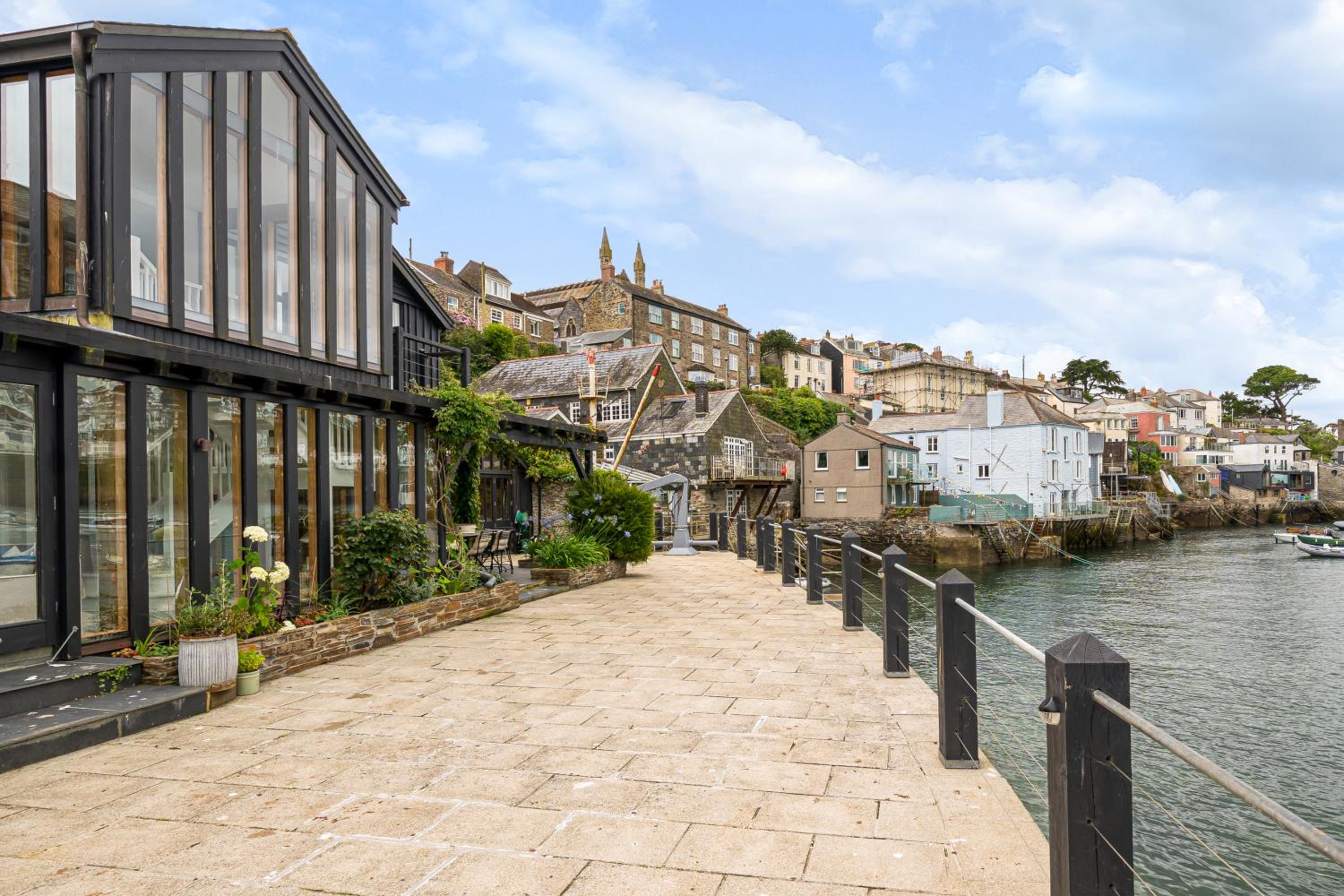 Waterside House - Luxurious waterside retreat overlooking Fowey Harbour with beach access & table tennis