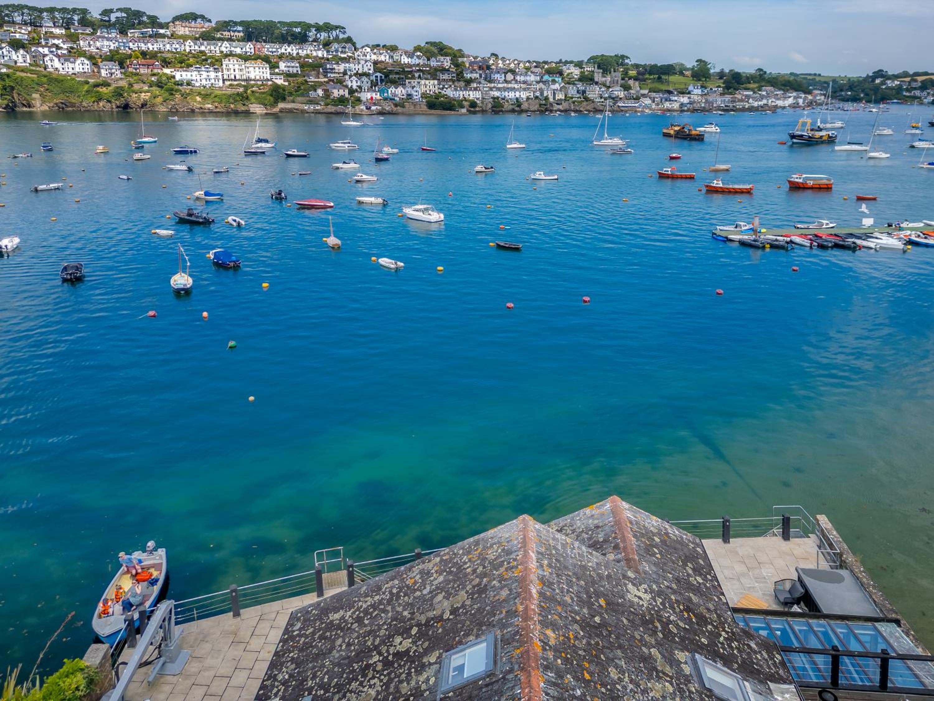 Waterside House - Luxurious waterside retreat overlooking Fowey Harbour with beach access & table tennis