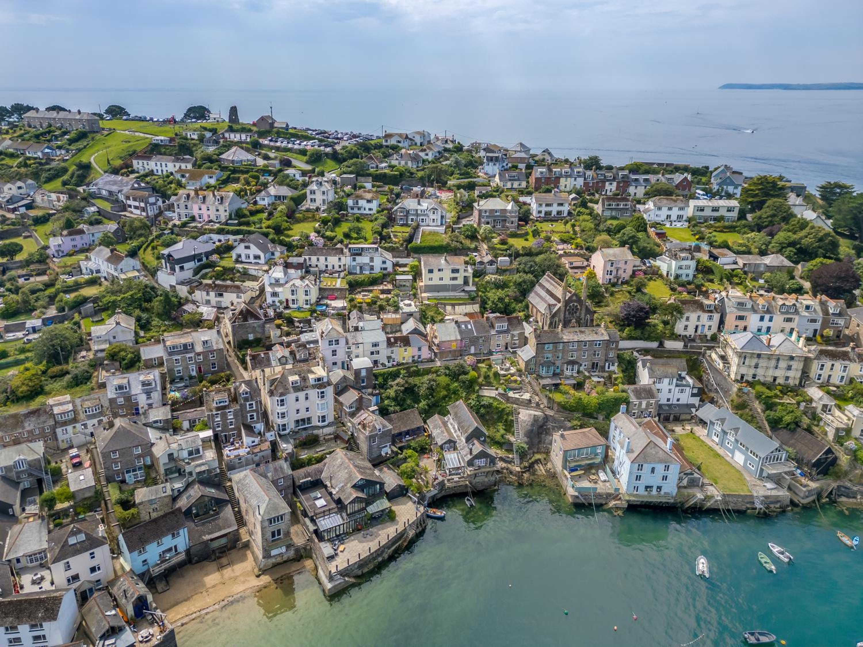 Waterside House - Luxurious waterside retreat overlooking Fowey Harbour with beach access & table tennis