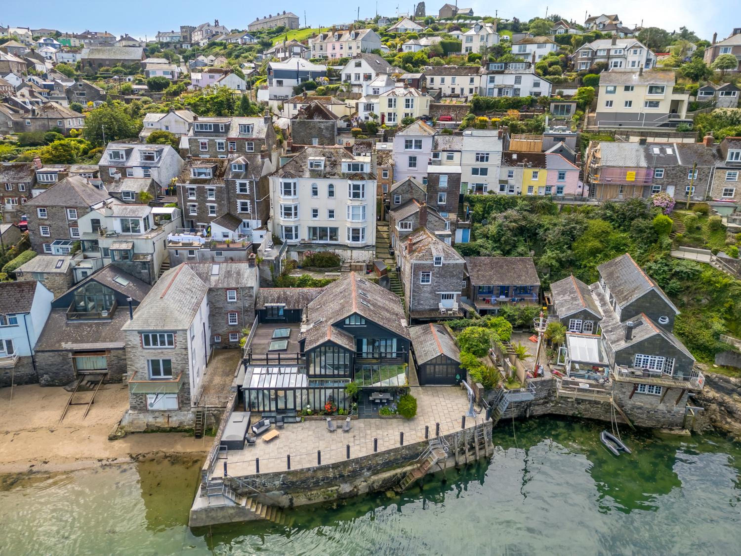Waterside House - Luxurious waterside retreat overlooking Fowey Harbour with beach access & table tennis