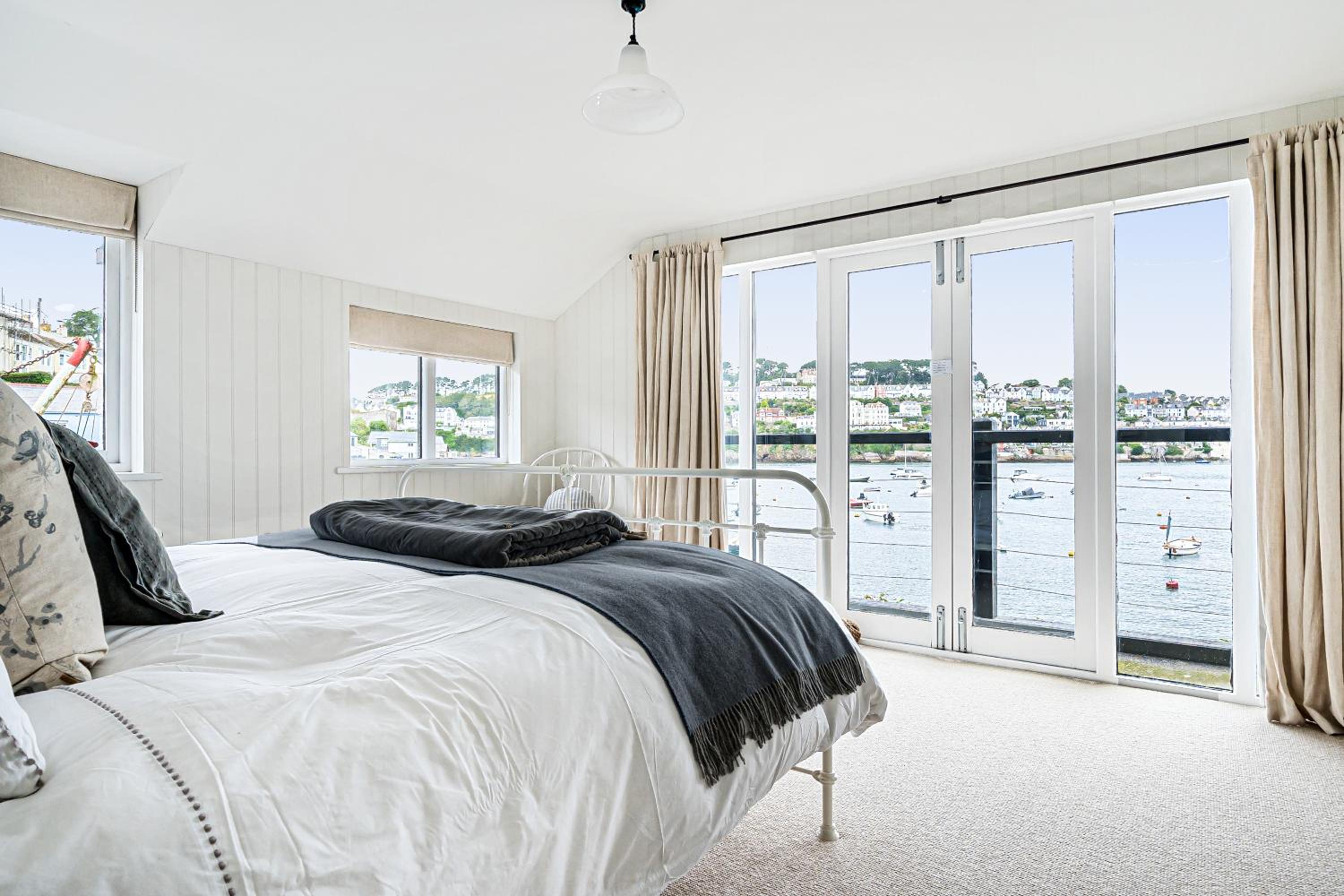 Waterside House - Luxurious waterside retreat overlooking Fowey Harbour with beach access & table tennis