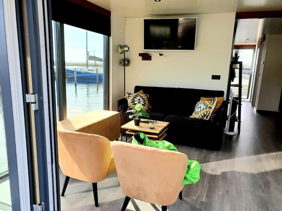 Houseboat Isola close to Amsterdam view 3