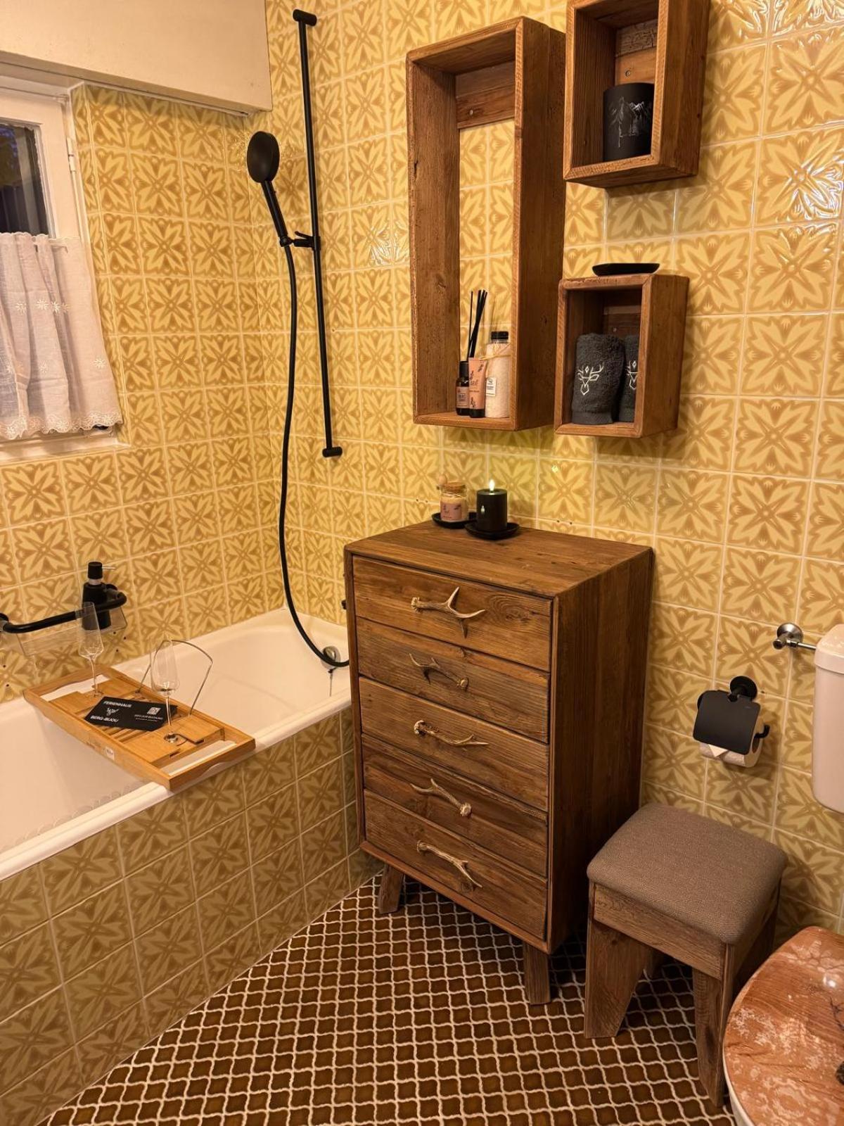 Exklusives Berg-Bijou mit Bergblick mit privaten Wellnessbereich Hot Tube und Sauna -Hunde herzlich Willkommen mit eingezäunten Grundstück