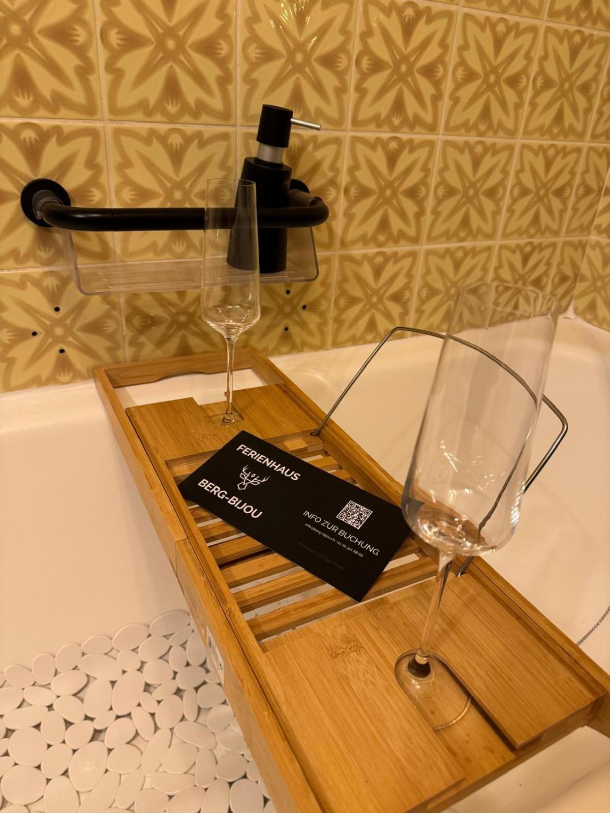 Exklusives Berg-Bijou mit Bergblick mit privaten Wellnessbereich Hot Tube und Sauna -Hunde herzlich Willkommen mit eingezäunten Grundstück