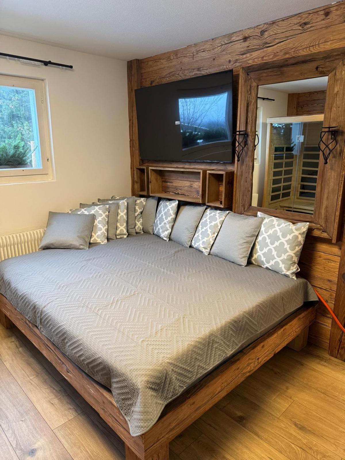 Exklusives Berg-Bijou mit Bergblick mit privaten Wellnessbereich Hot Tube und Sauna -Hunde herzlich Willkommen mit eingezäunten Grundstück