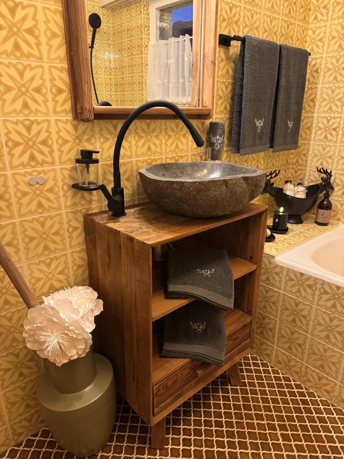 Exklusives Berg-Bijou mit Bergblick mit privaten Wellnessbereich Hot Tube und Sauna -Hunde herzlich Willkommen mit eingezäunten Grundstück