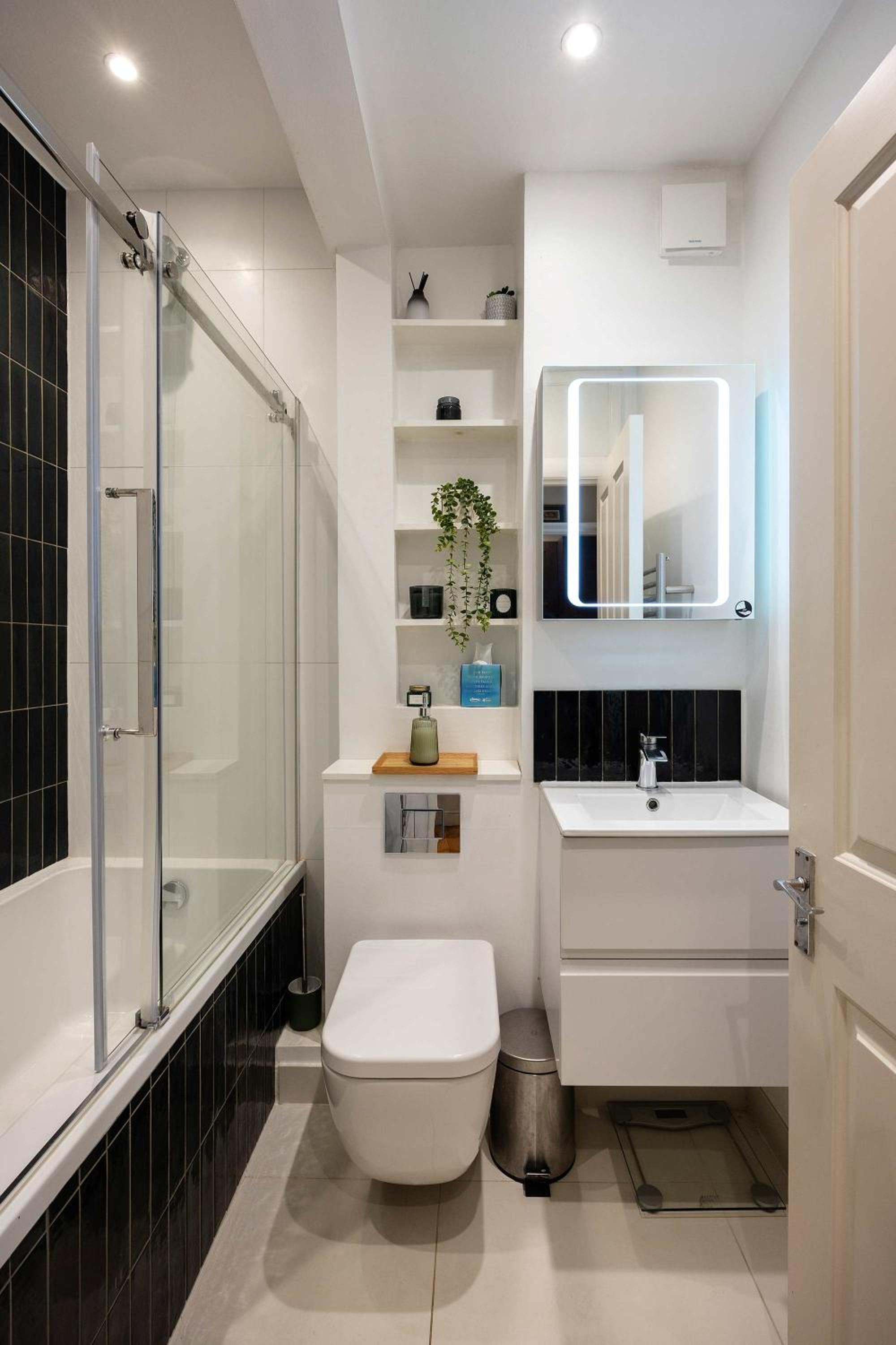 Veeve - The Fulham Palace Parkside Apartment view 4