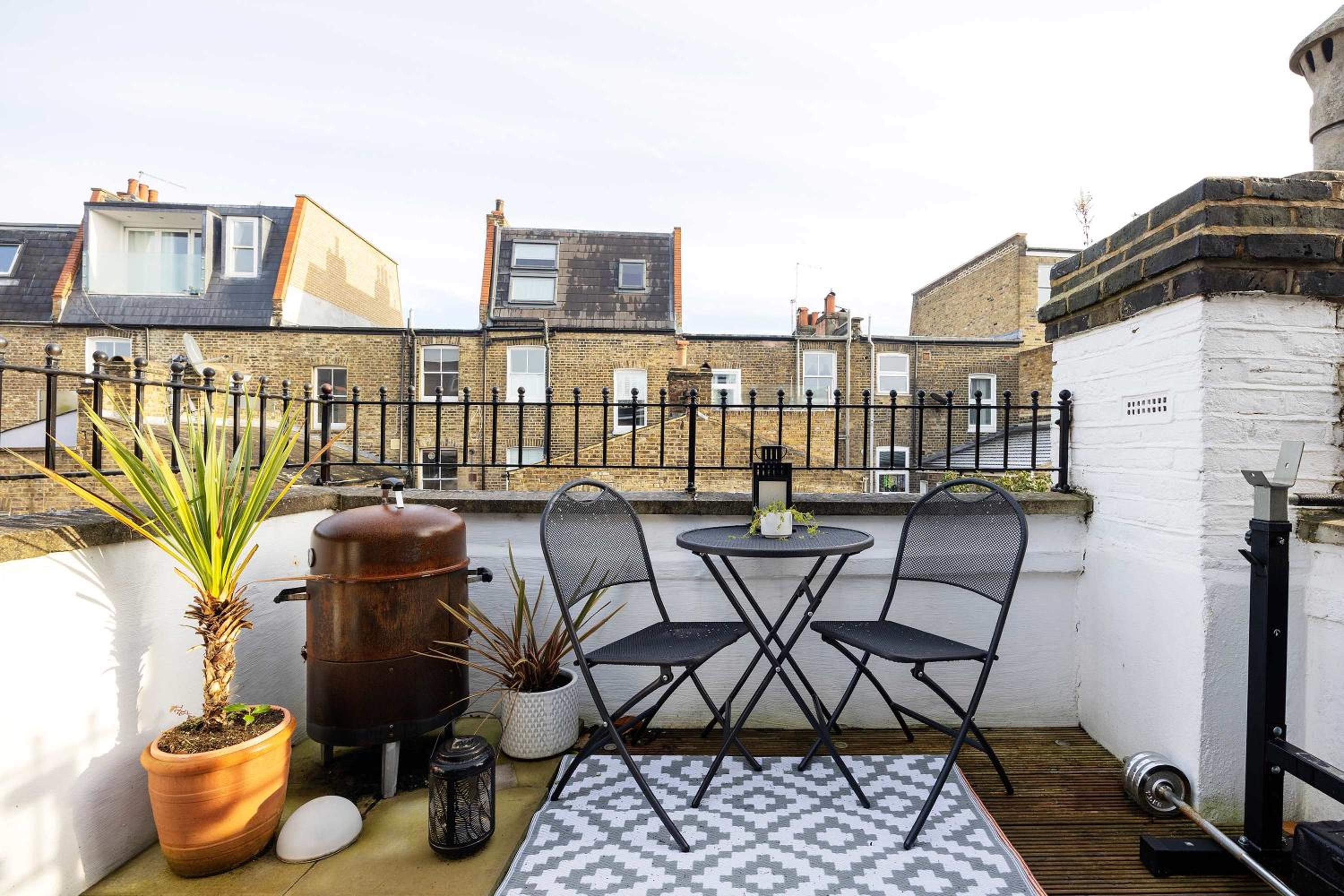 Veeve - The Fulham Palace Parkside Apartment view 3