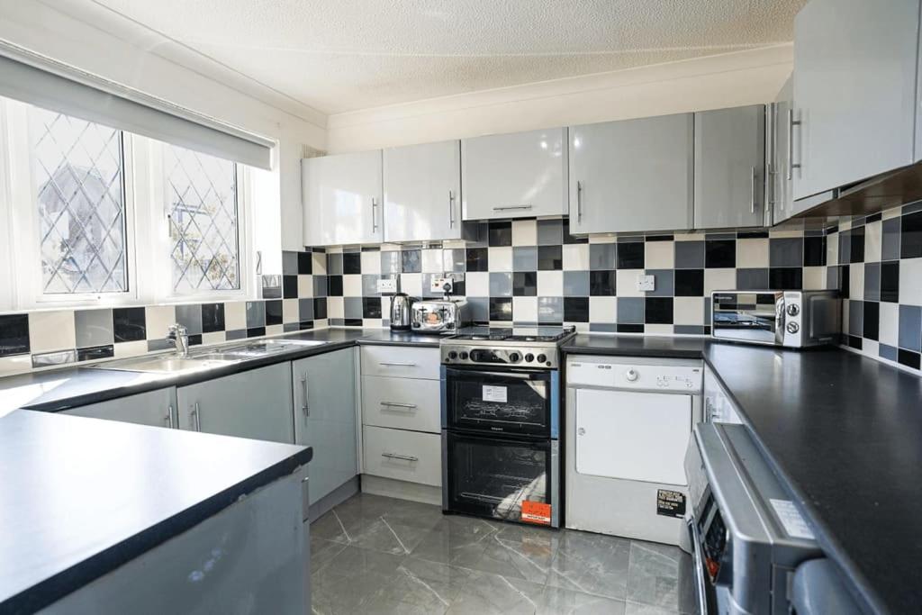 Charming 4BR for large Groups view 5