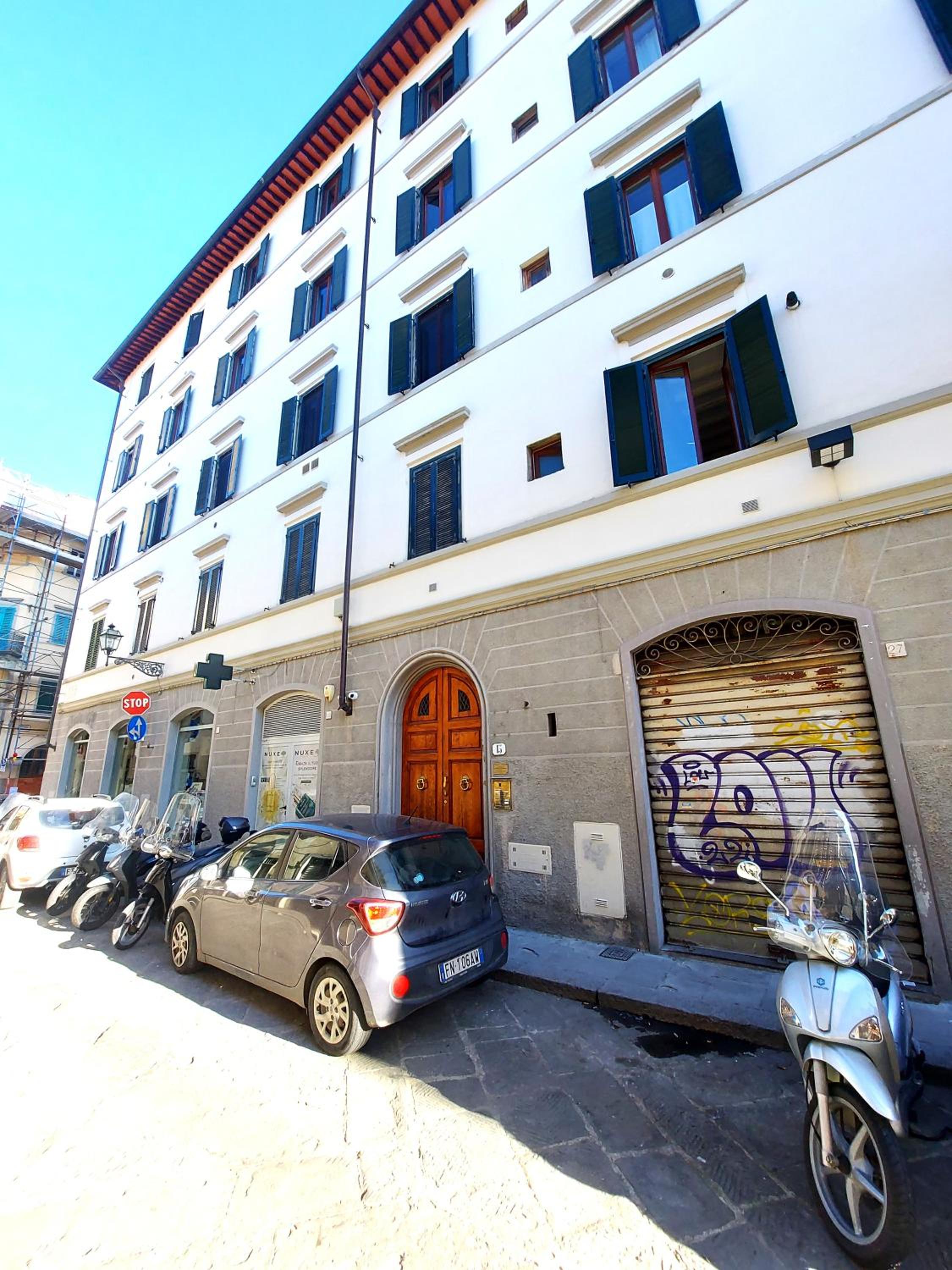 Leone Apartment