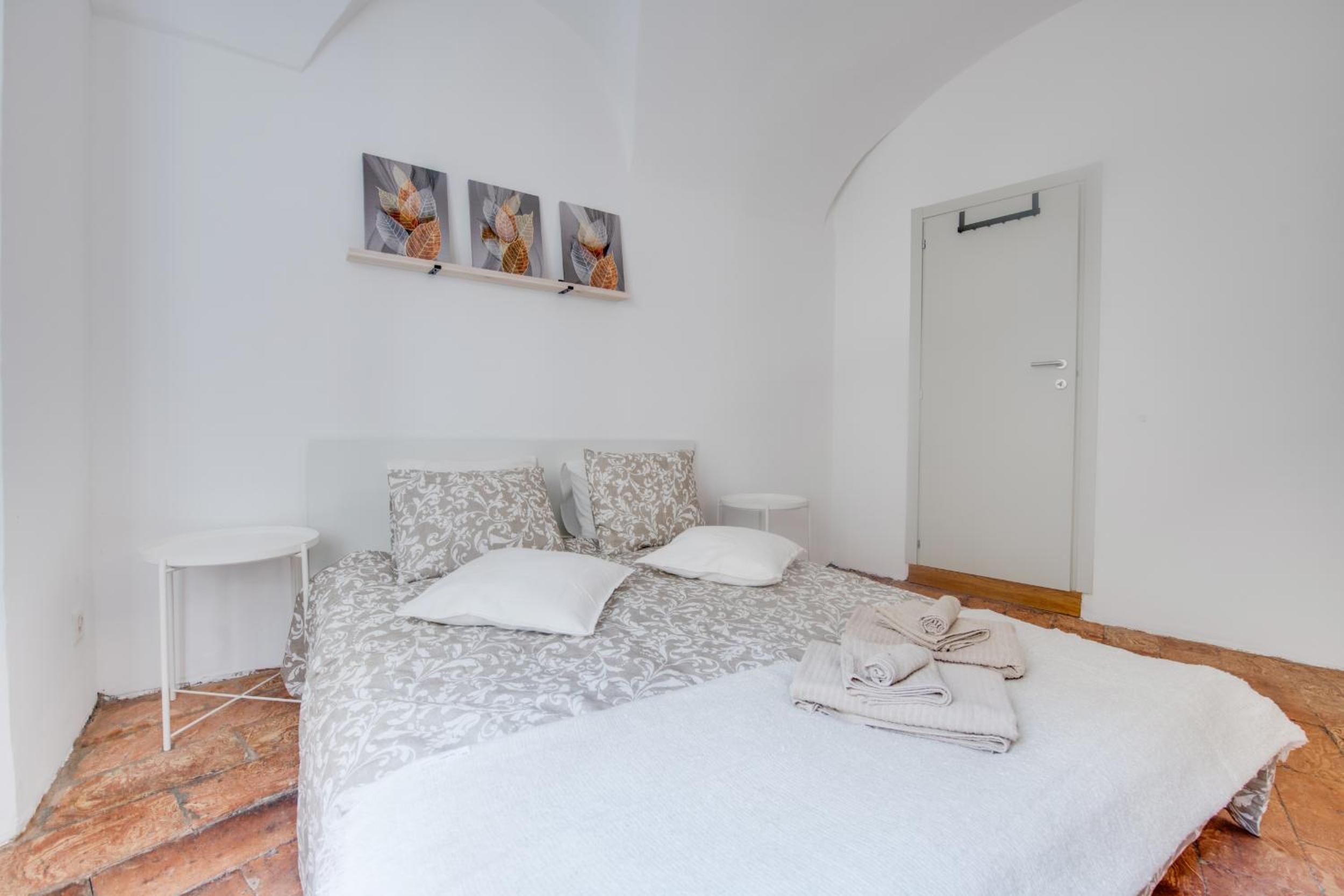 Easylife Swiss - Luxurious Garden Retreat in Castel Grande, Pergola & Historic Charm x6