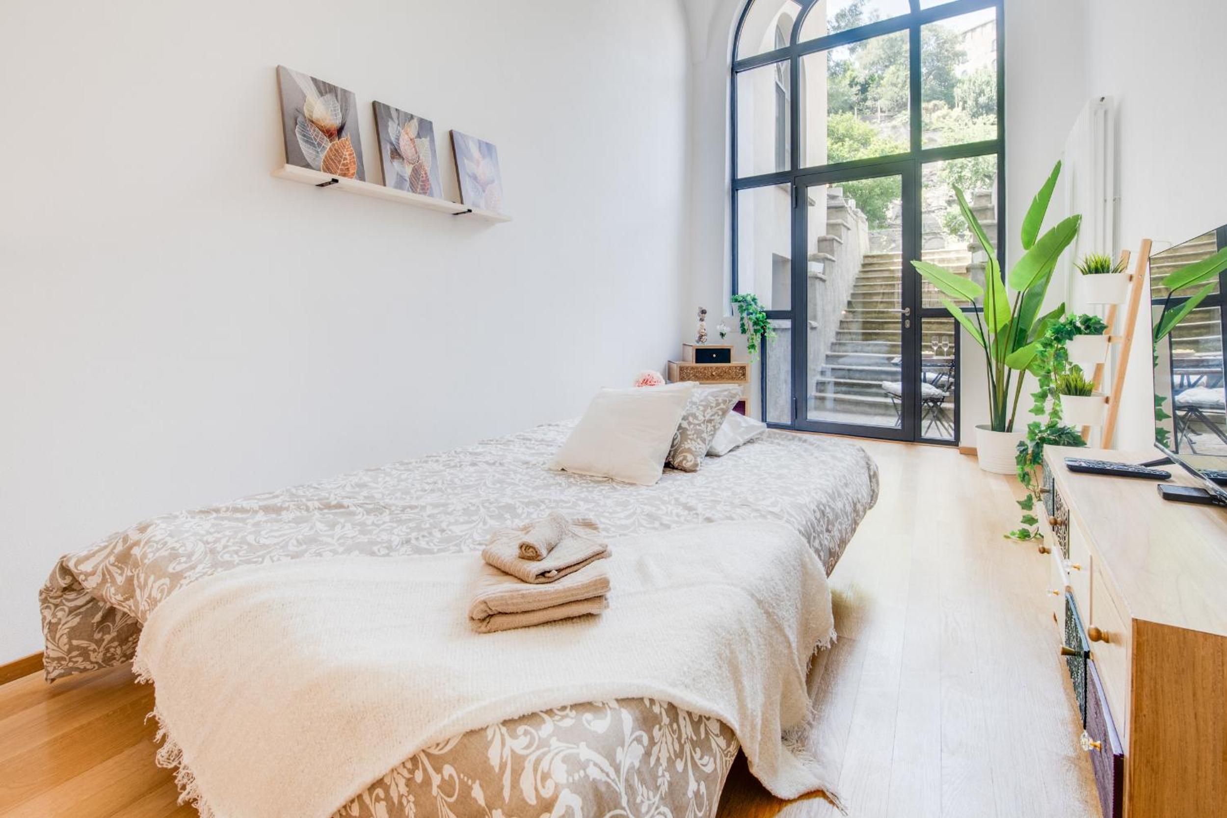 Easylife Swiss - Luxurious Garden Retreat in Castel Grande, Pergola & Historic Charm x6