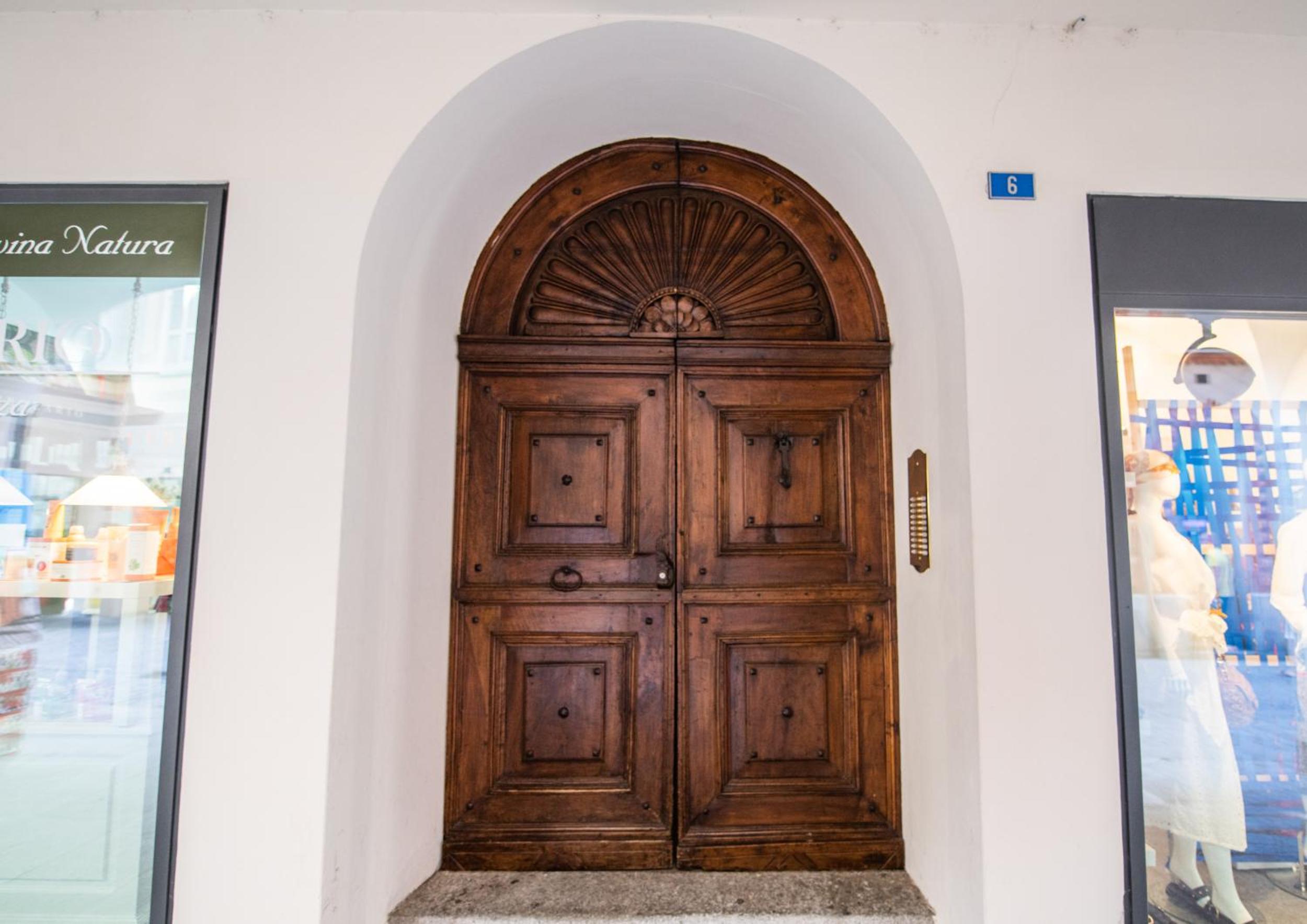 Easylife Swiss - Luxurious Garden Retreat in Castel Grande, Pergola & Historic Charm x6