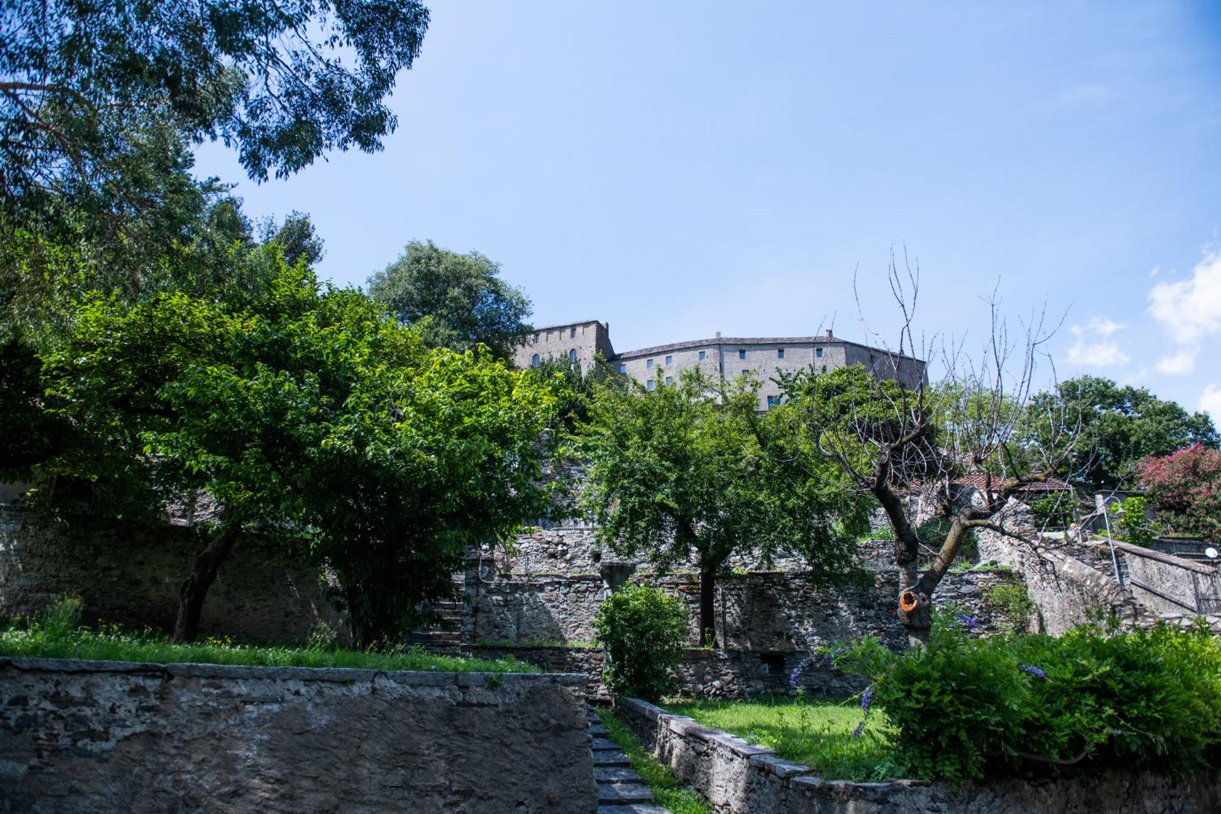 Easylife Swiss - Luxurious Garden Retreat in Castel Grande, Pergola & Historic Charm x6