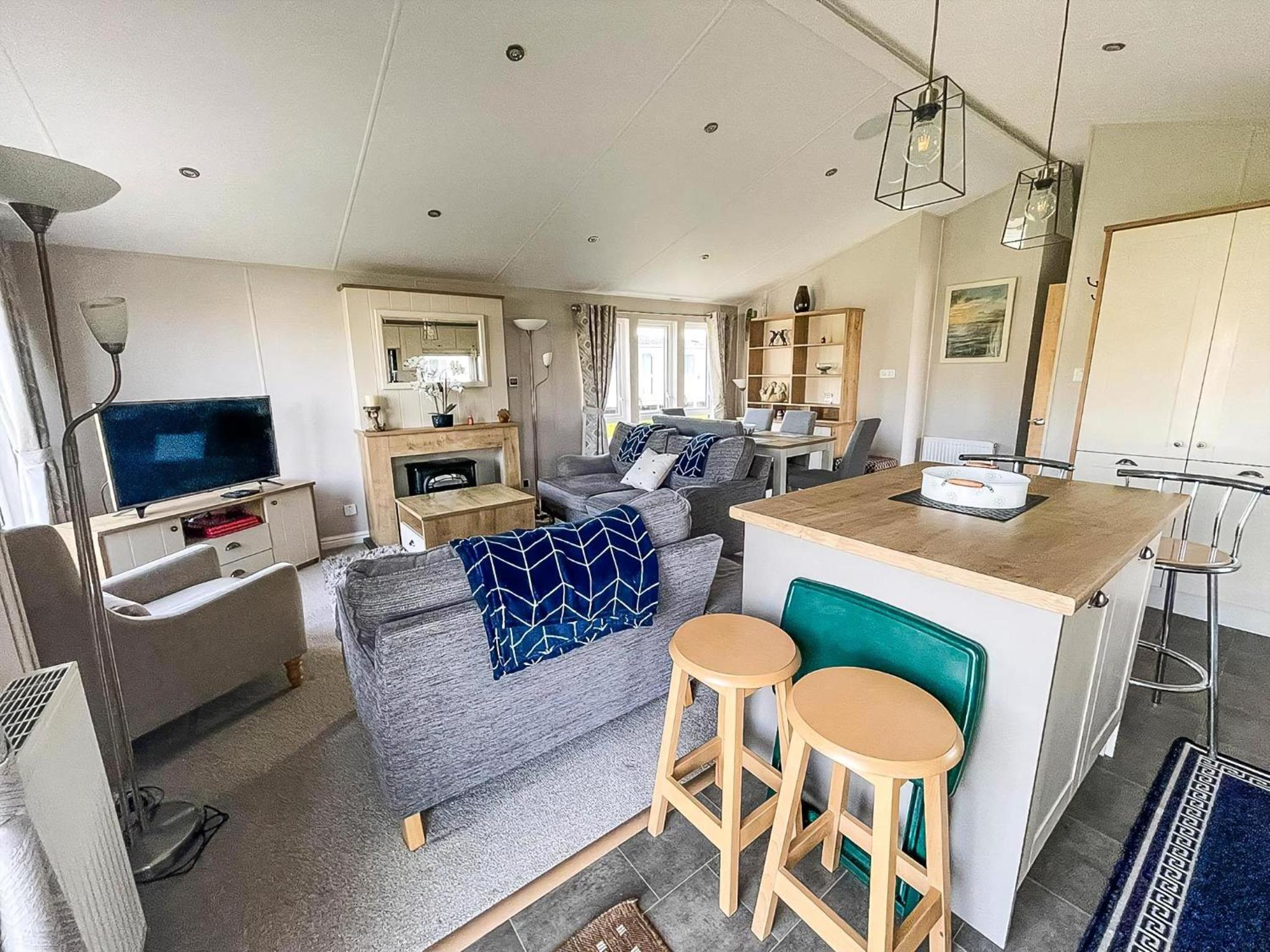 Beautiful Lodge With Decking In Norfolk, At Breydon Water Park Ref 10045B view 3