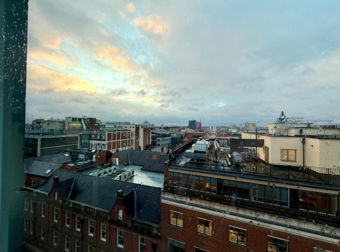 Elegant suite in heart of Leeds city centre view 3
