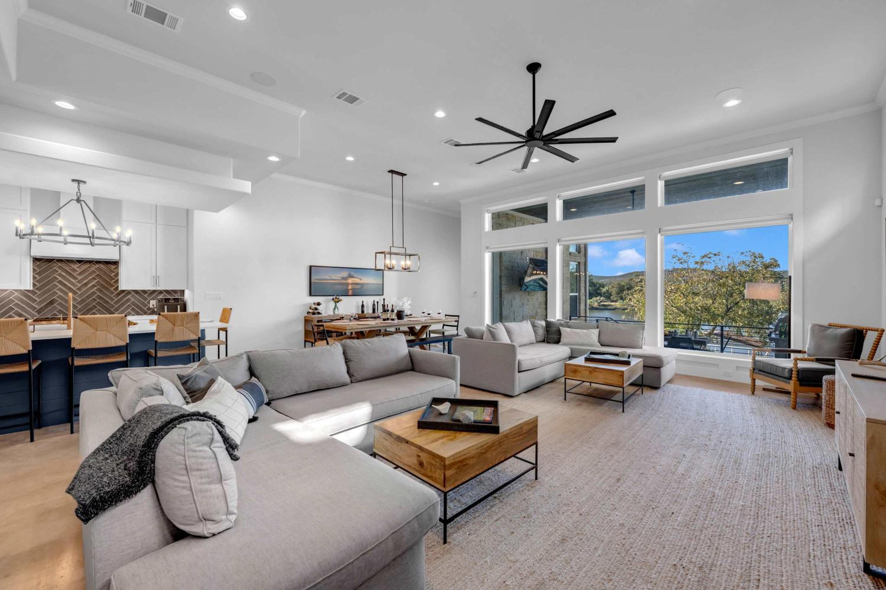 Waterside 508 and Concierge Services view 3
