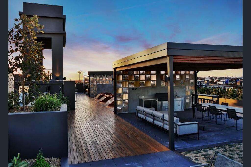 Swanky 2 bed apt with parking - easy city access