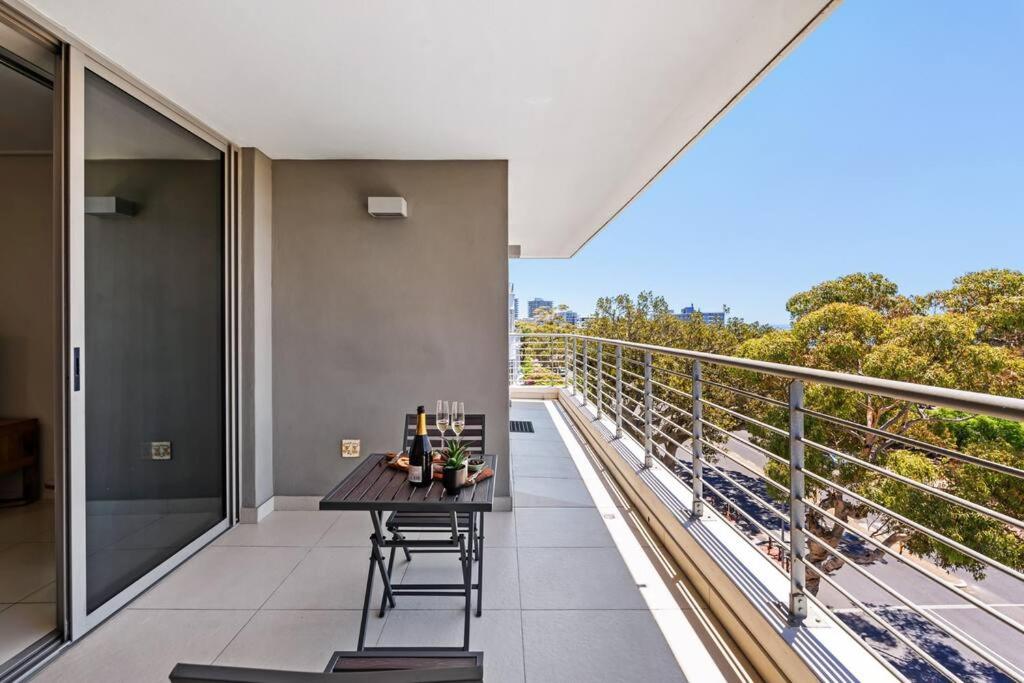 Stylish Green Point Getaway view 2