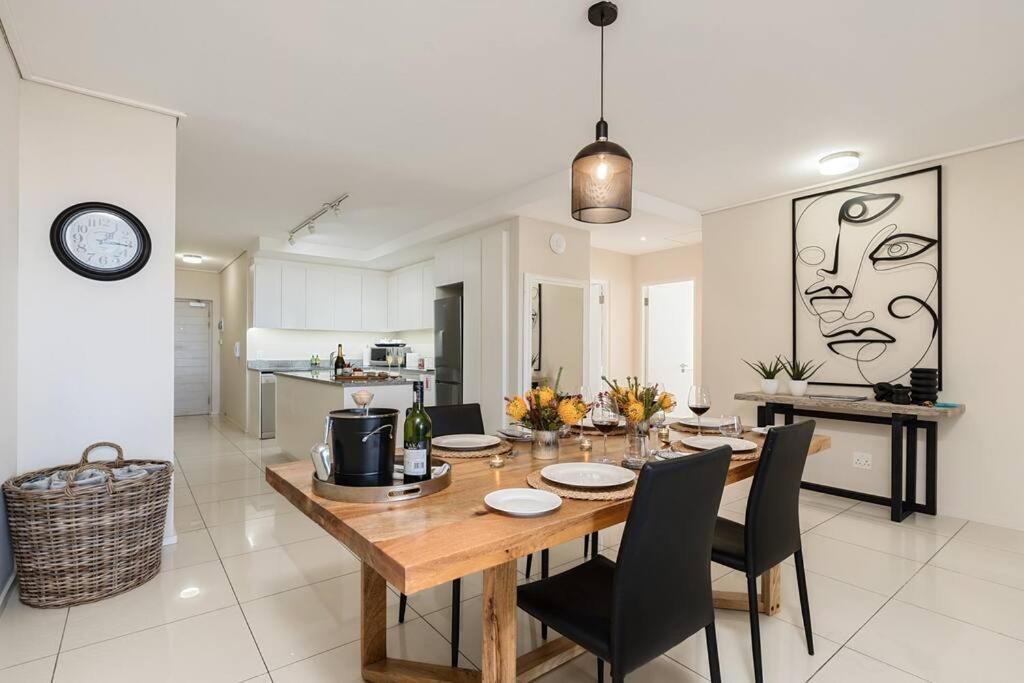 Stylish Green Point Getaway view 3