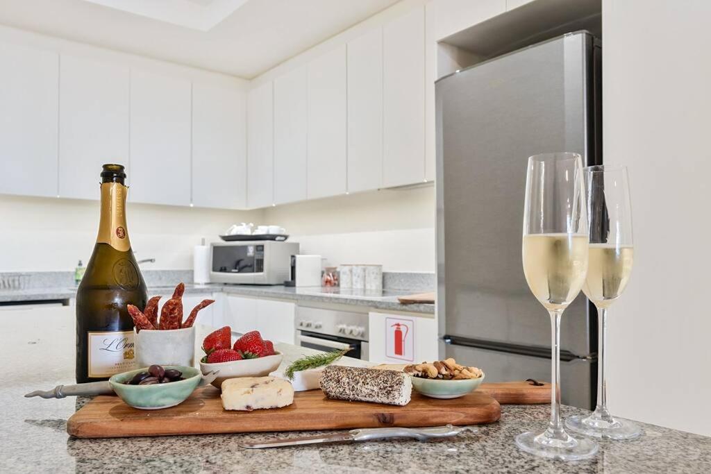 Stylish Green Point Getaway view 4