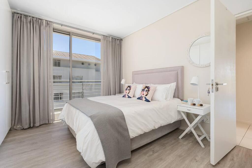 Stylish Green Point Getaway view 5