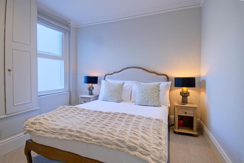 Luxurious 2-Bedroom with Rooftop Terrace, gourmet kitchen & Fireplace