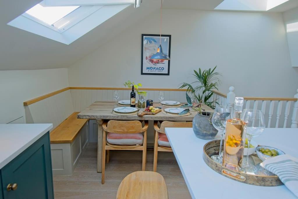 Luxurious 2-Bedroom with Rooftop Terrace, gourmet kitchen & Fireplace
