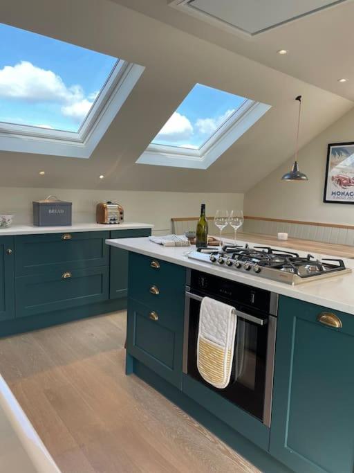 Luxurious 2-Bedroom with Rooftop Terrace, gourmet kitchen & Fireplace
