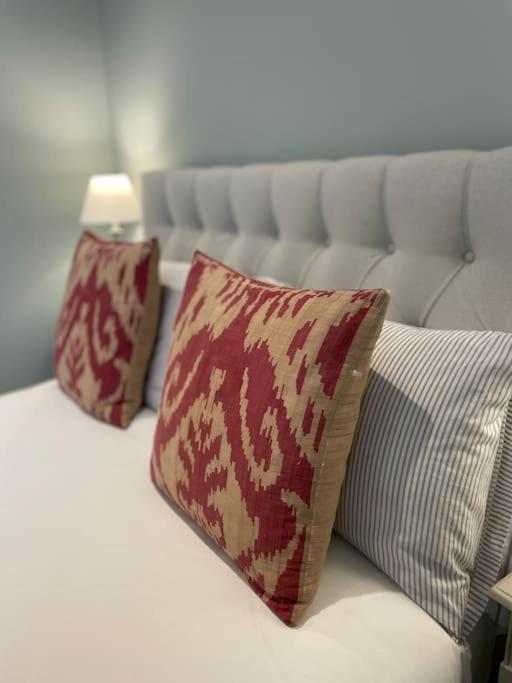 Luxurious 2-Bedroom with Rooftop Terrace, gourmet kitchen & Fireplace
