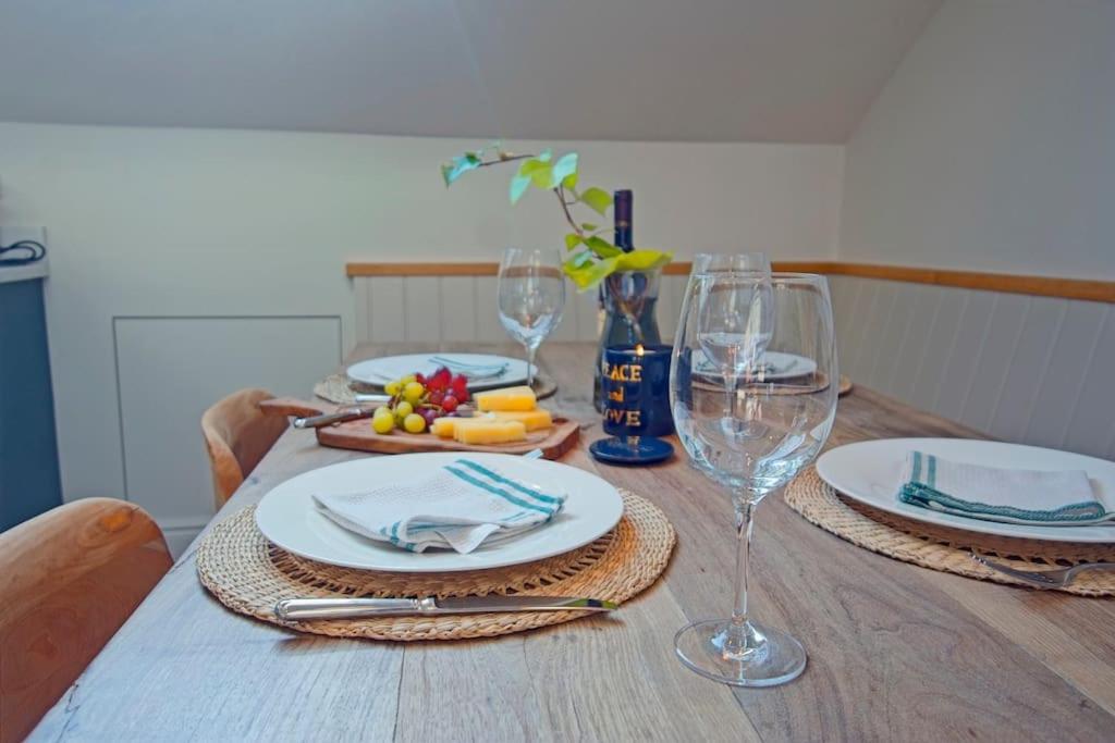 Luxurious 2-Bedroom with Rooftop Terrace, gourmet kitchen & Fireplace