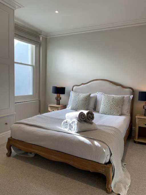 Luxurious 2-Bedroom with Rooftop Terrace, gourmet kitchen & Fireplace