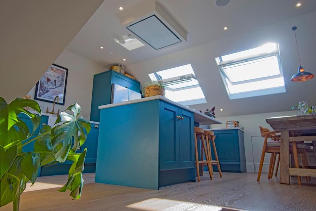 Luxurious 2-Bedroom with Rooftop Terrace, gourmet kitchen & Fireplace