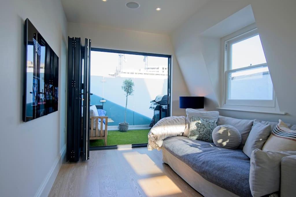 Luxurious 2-Bedroom with Rooftop Terrace, gourmet kitchen & Fireplace