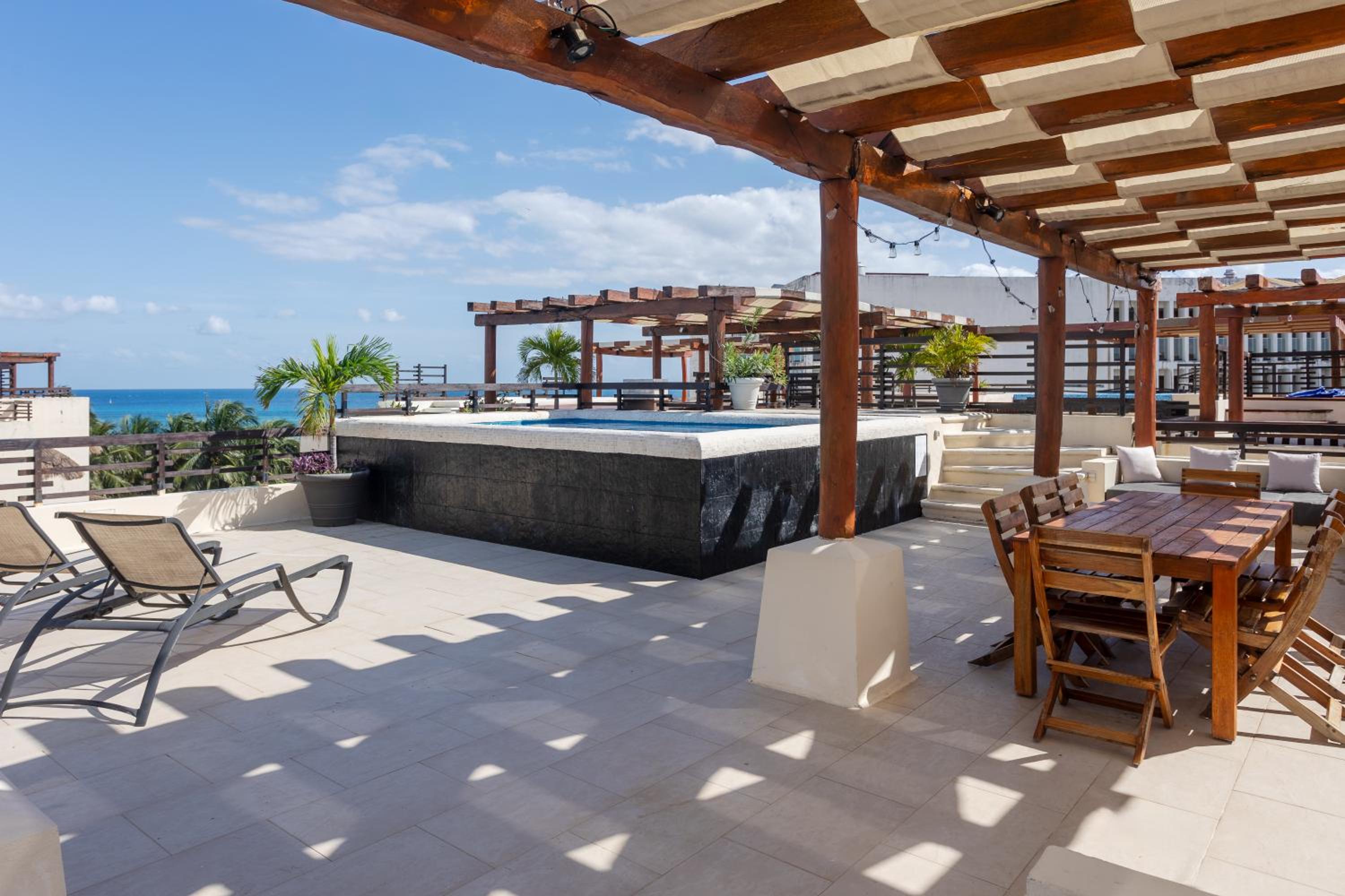 Oceanview Penthouse & Rooftop Pool Near Mamitas