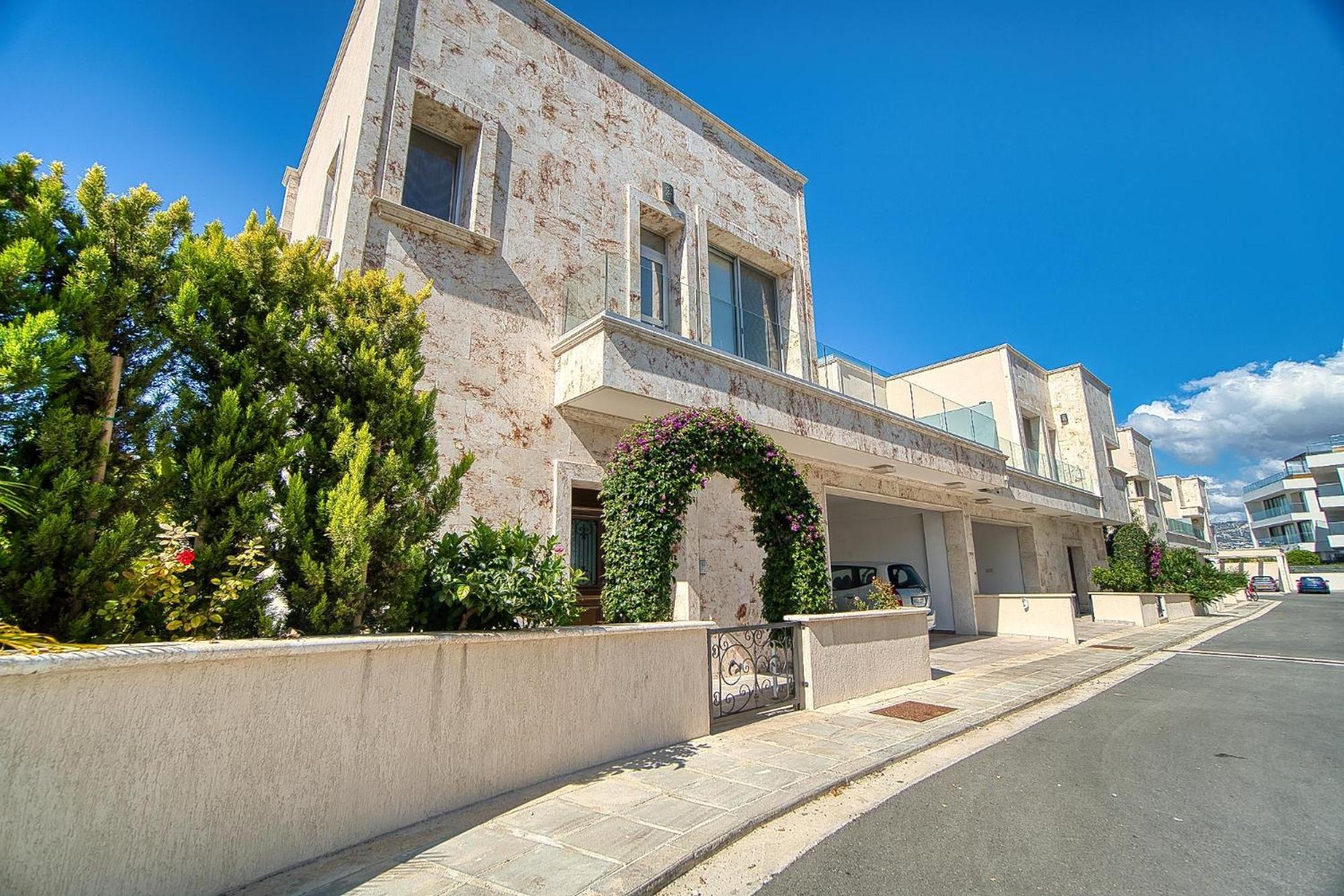 Luxury Seafront Prestige Villa 1