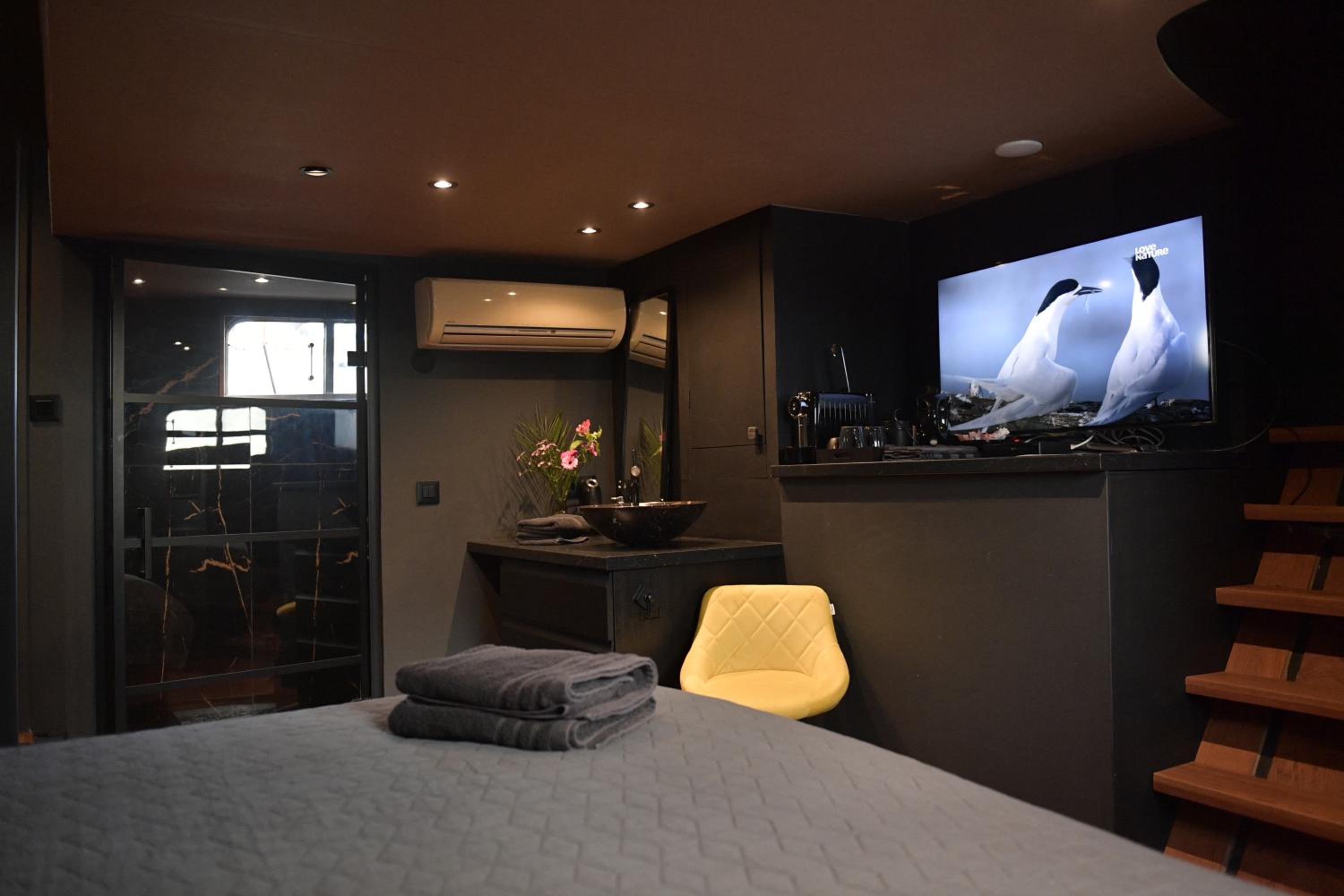 EUPHRATE HOUSeBOAT