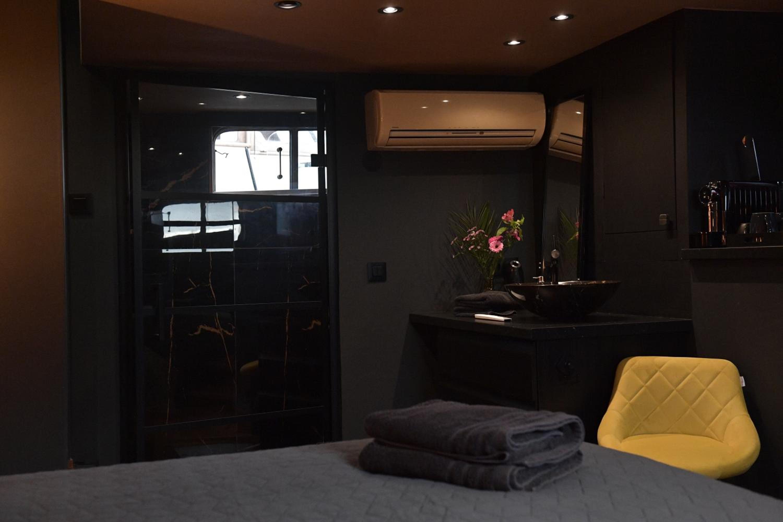 EUPHRATE HOUSeBOAT