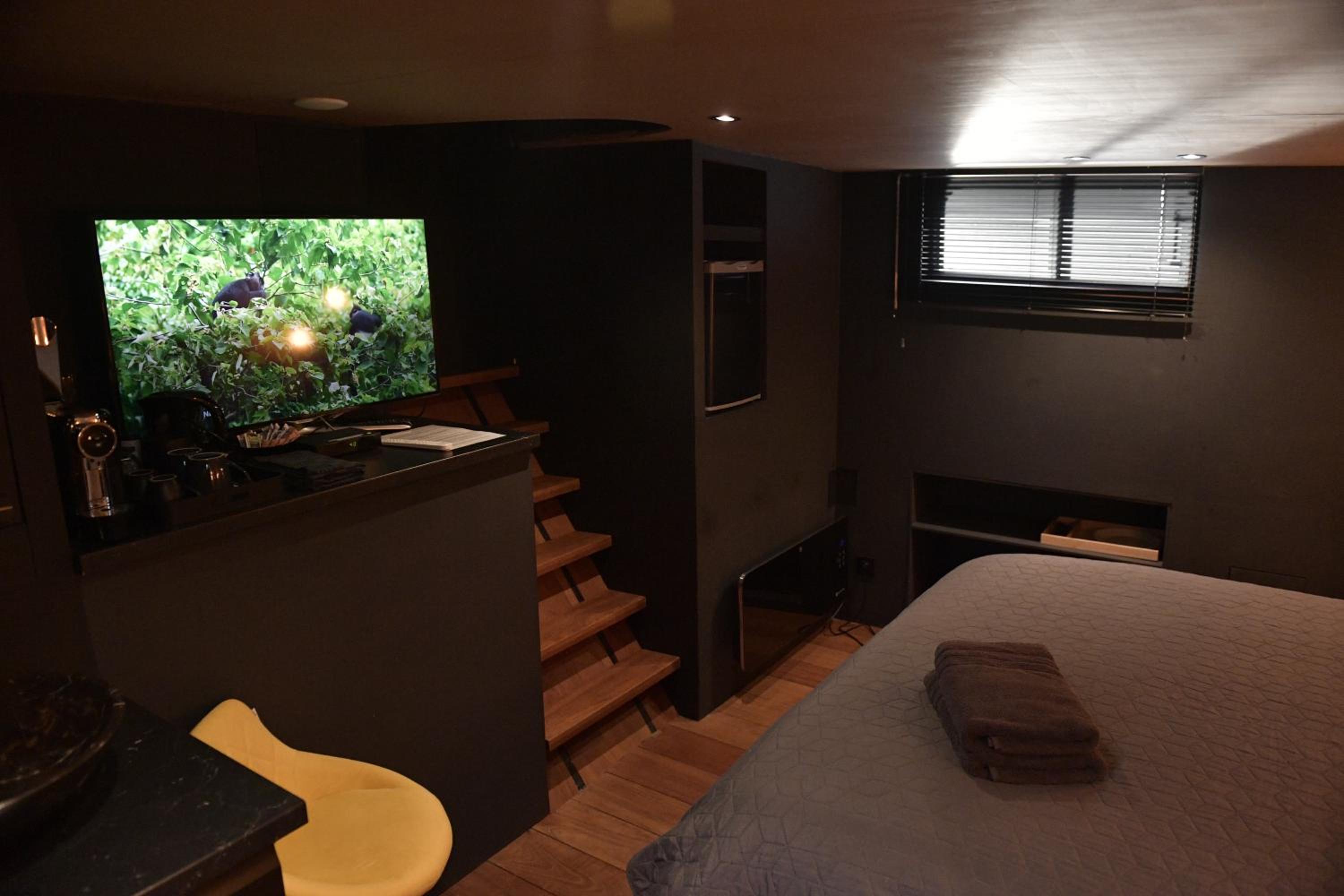 EUPHRATE HOUSeBOAT