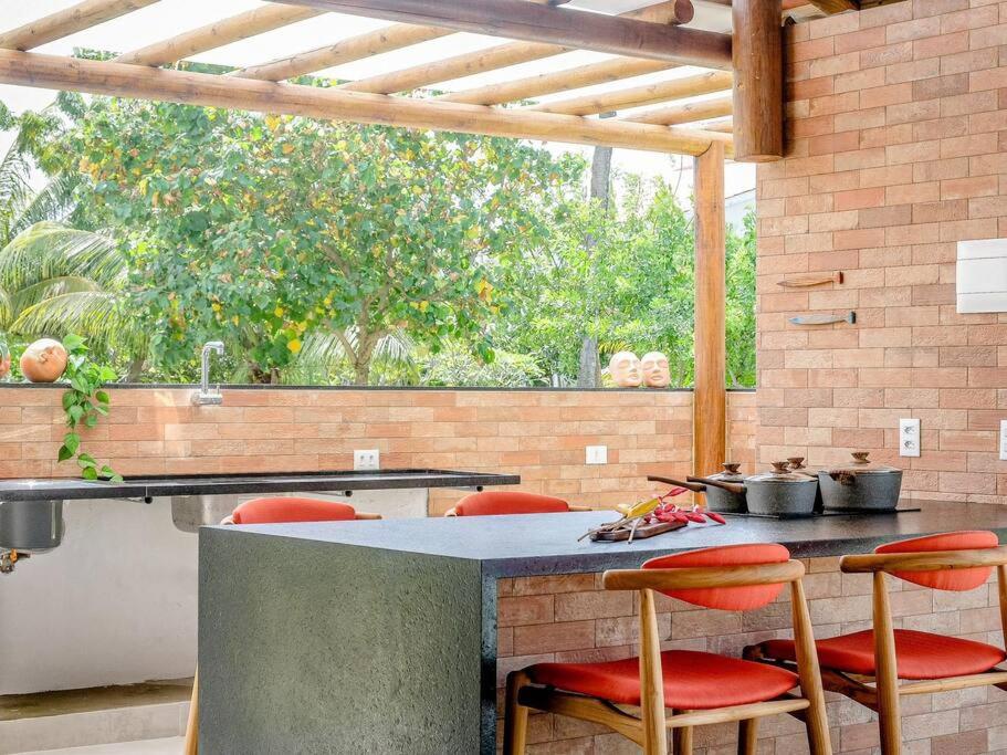 Casa de alto padrão em muro alto