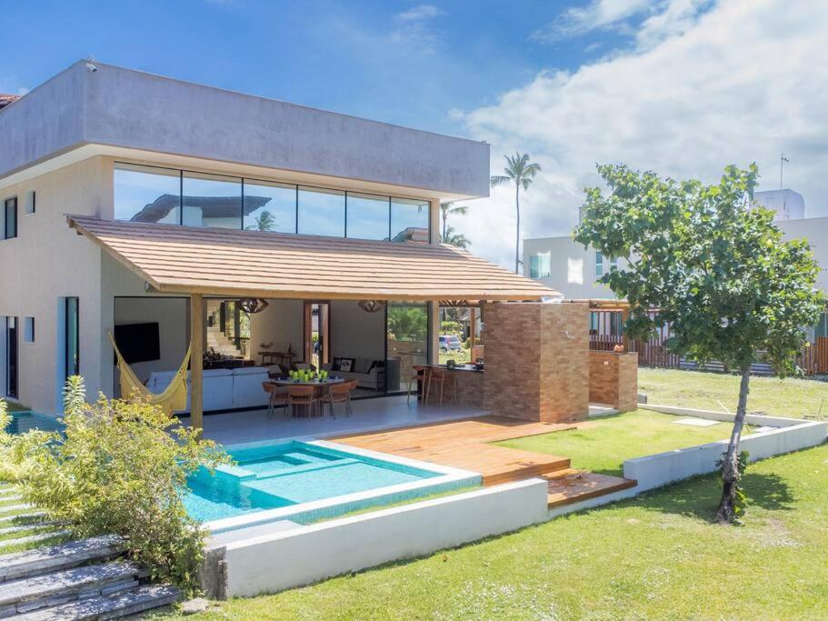 Casa de alto padrão em muro alto